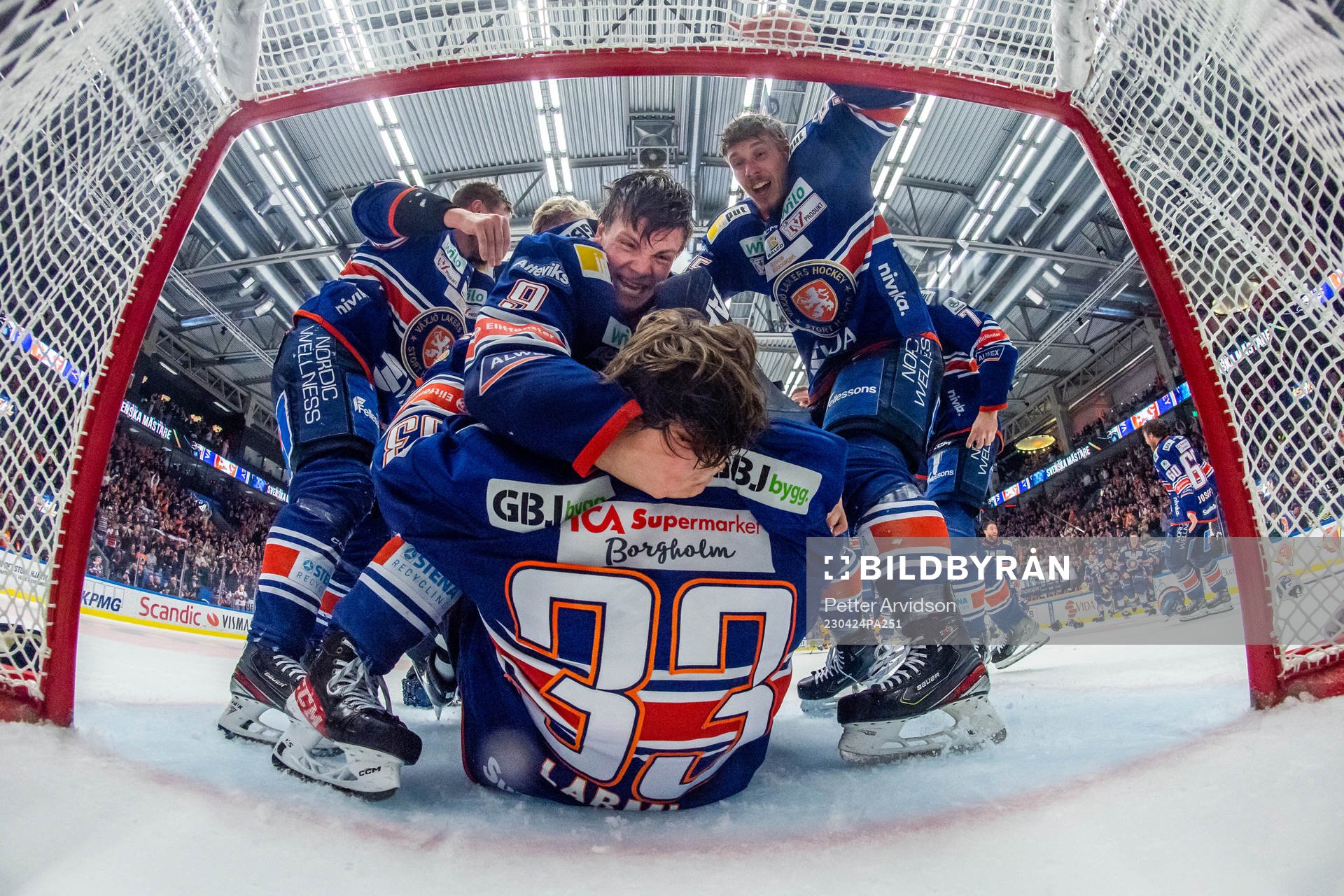 Växjös Victor Stjernborg och Miika Koivisto jublar med