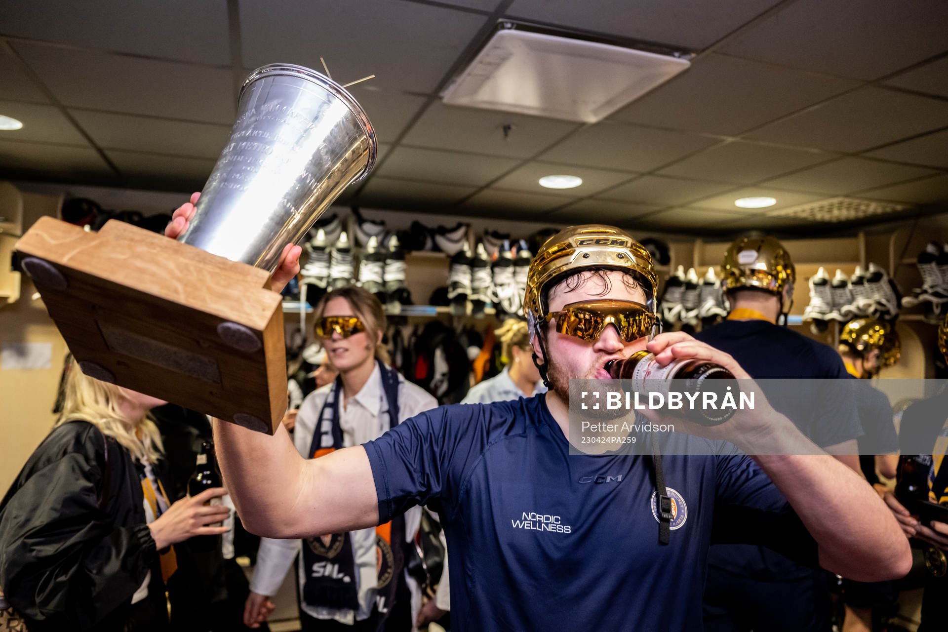 Växjös Glenn Gustafsson jublar med LeMat pokalen i