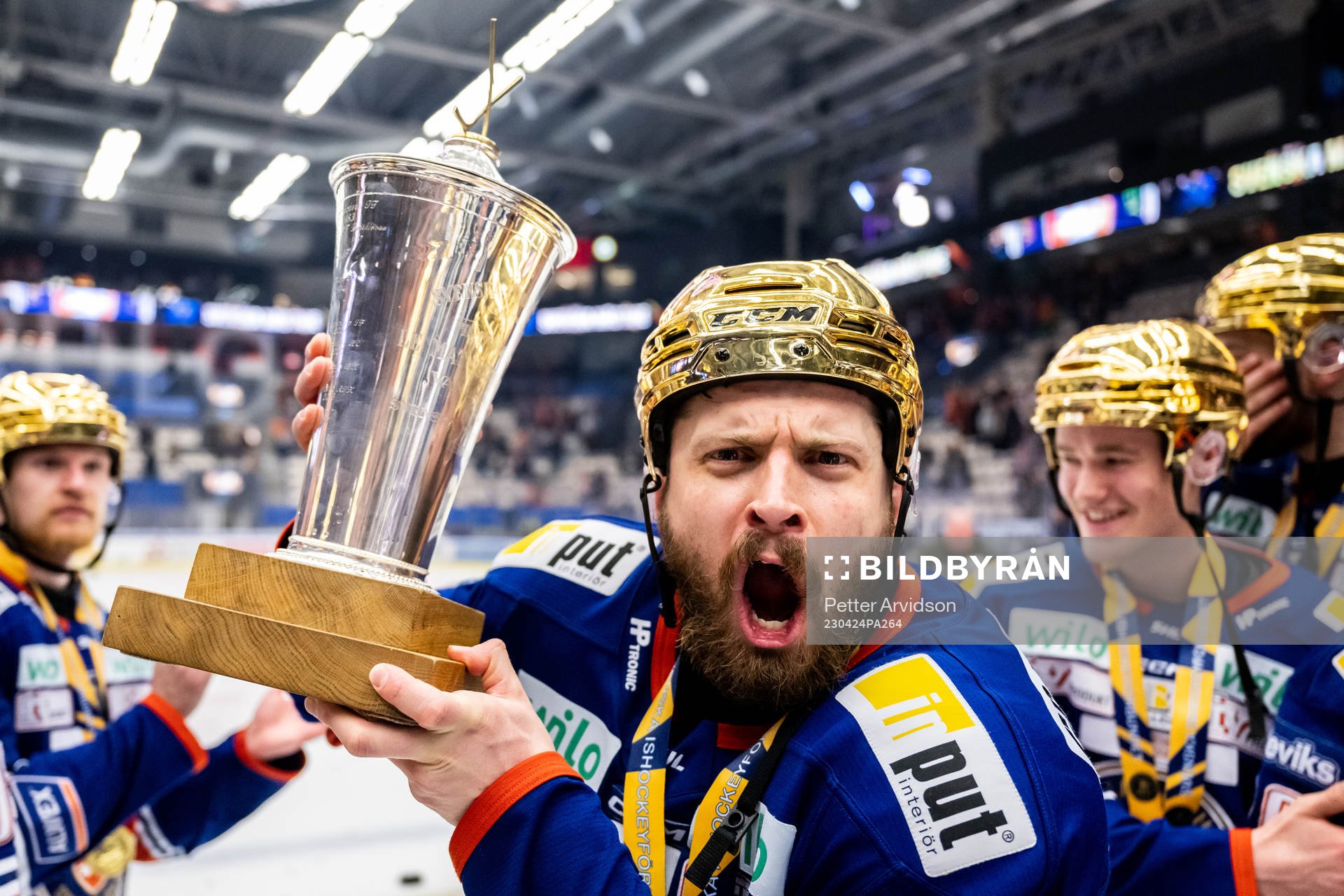 Växjös Lukas Bengtsson jublar med LeMat pokalen