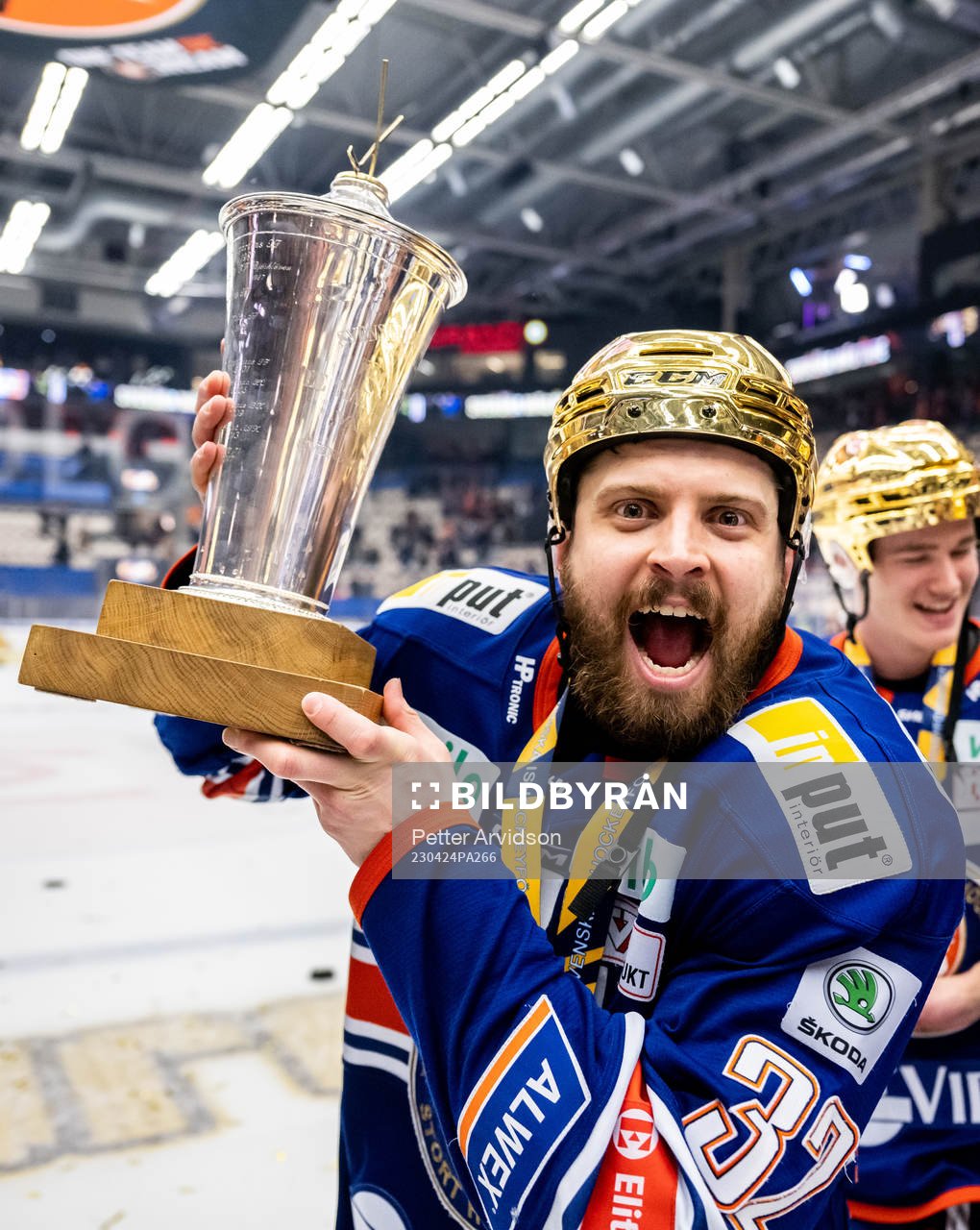 Växjös Lukas Bengtsson jublar med LeMat pokalen