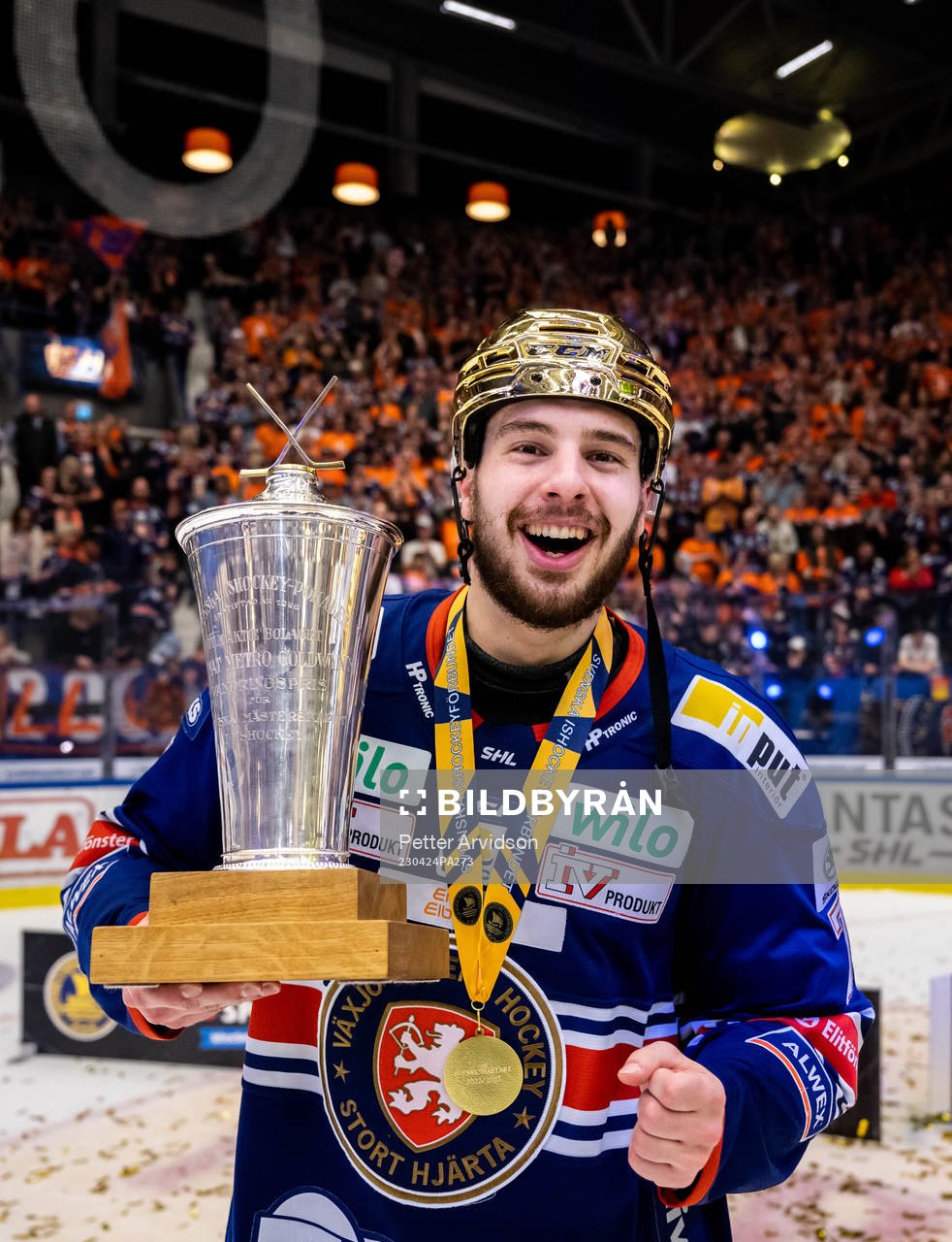 Växjös Hardy Häman Aktell jublar med LeMat pokalen