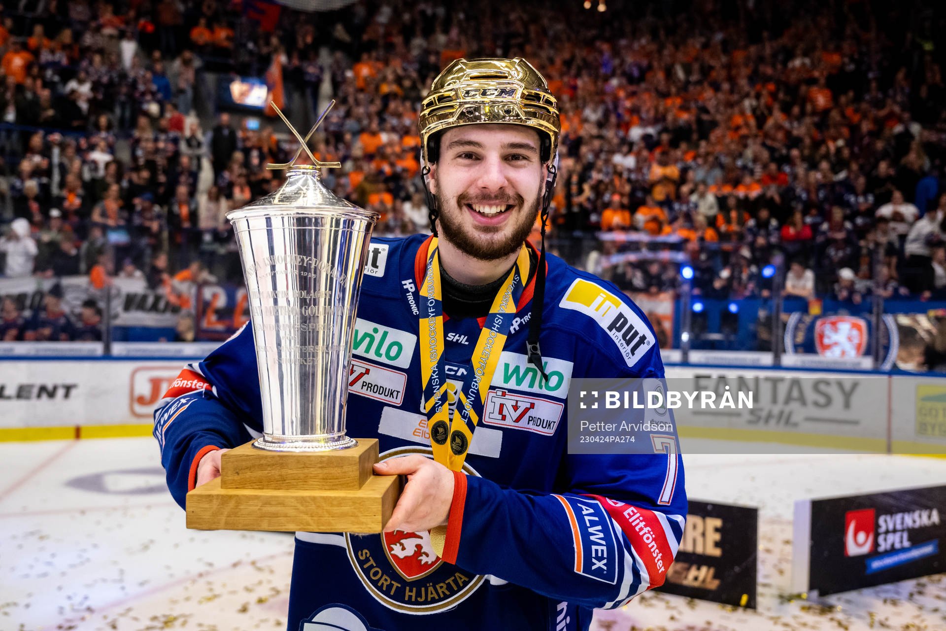 Växjös Hardy Häman Aktell jublar med LeMat pokalen