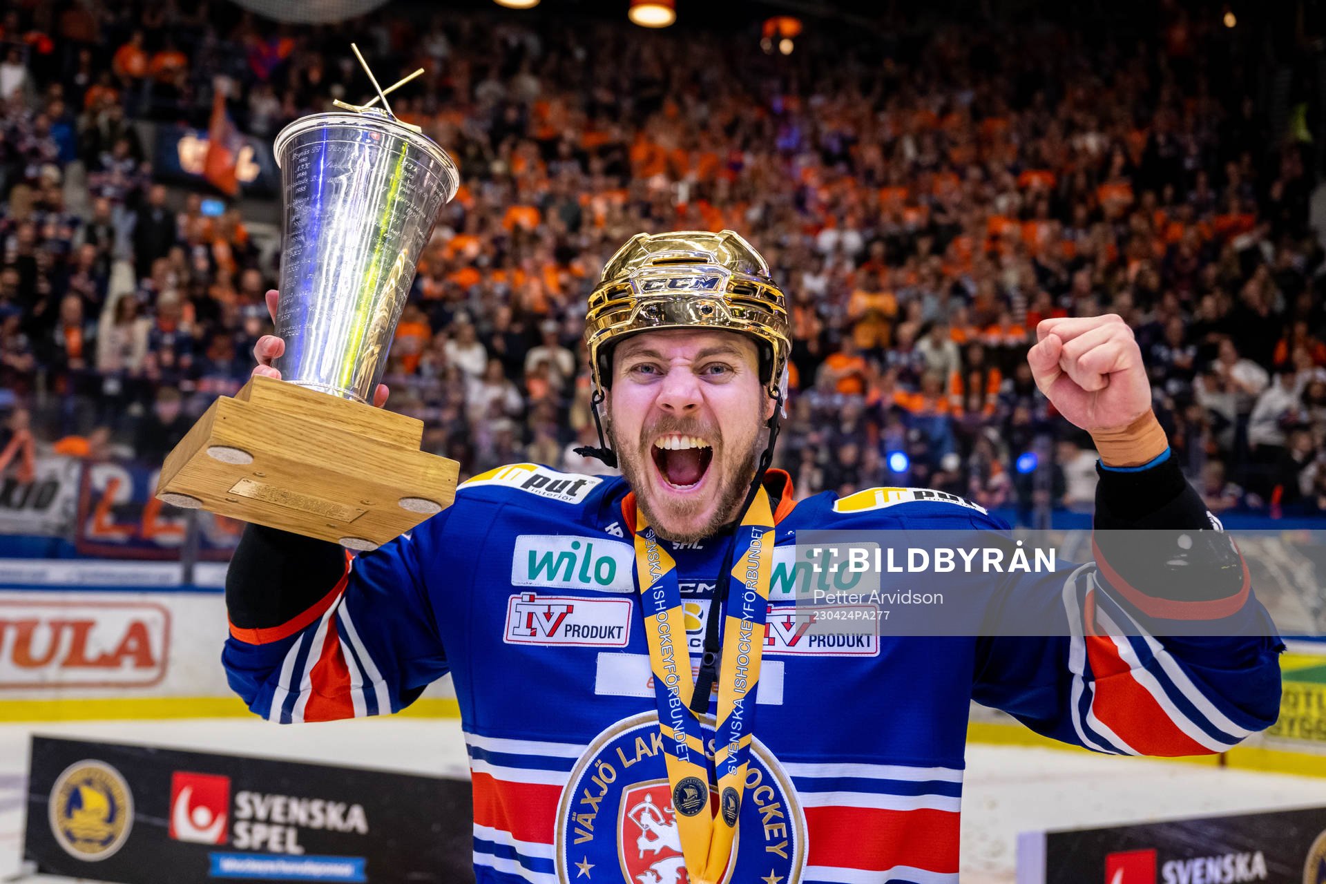Växjös Joel Kellman jublar med LeMat pokalen