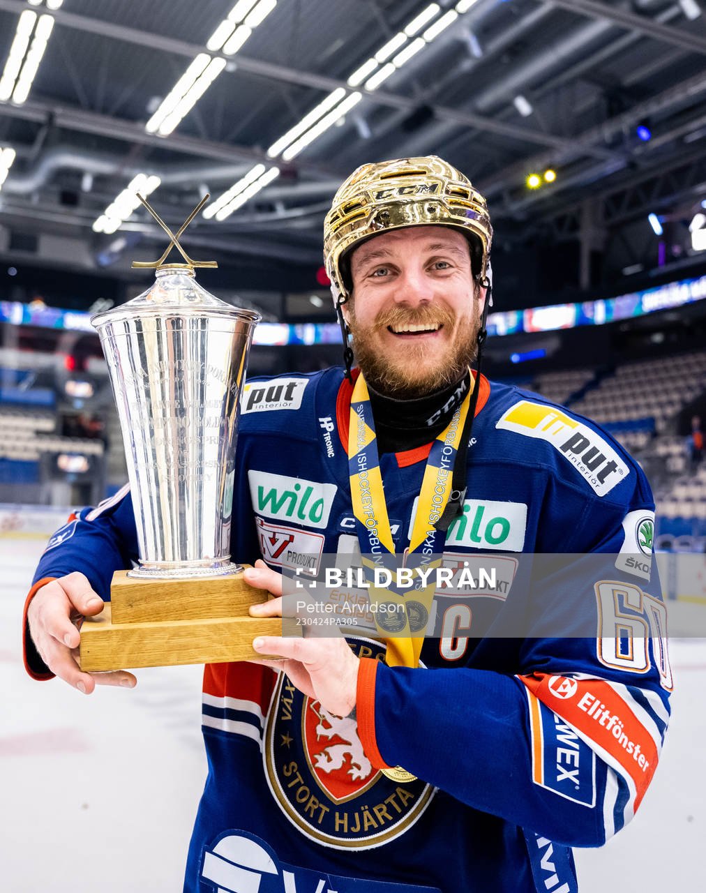 Växjös Erik Josefsson jublar med LeMat pokalen