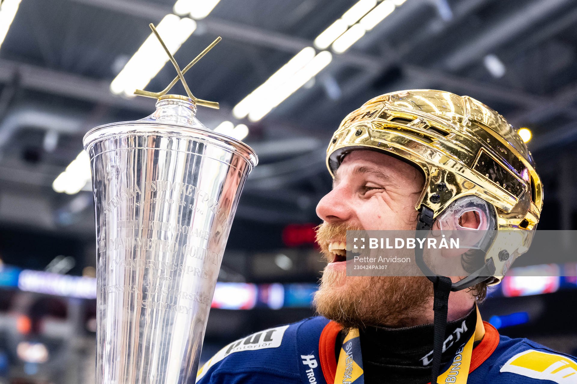 Växjös Erik Josefsson jublar med LeMat pokalen