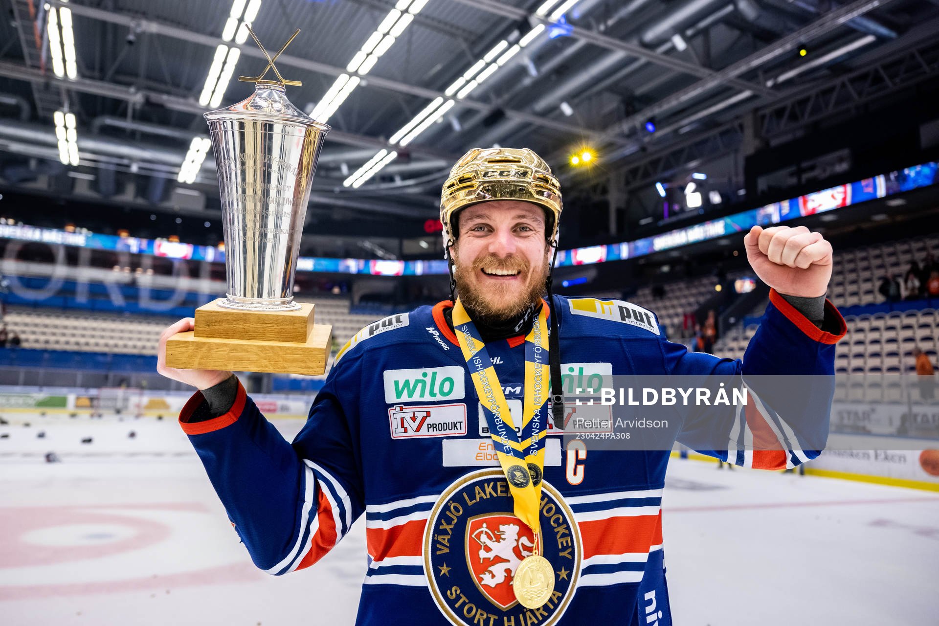 Växjös Erik Josefsson jublar med LeMat pokalen