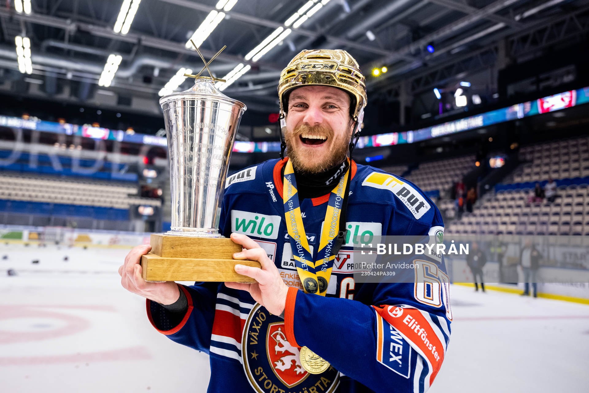 Växjös Erik Josefsson jublar med LeMat pokalen