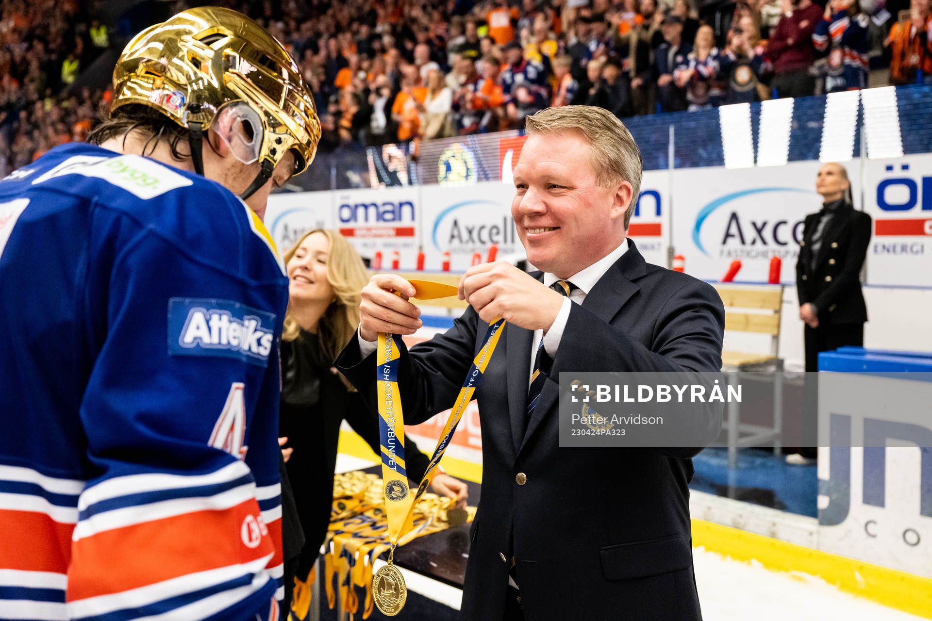 Växjös spelare får sina guldmedaljer av Anders Larsson,