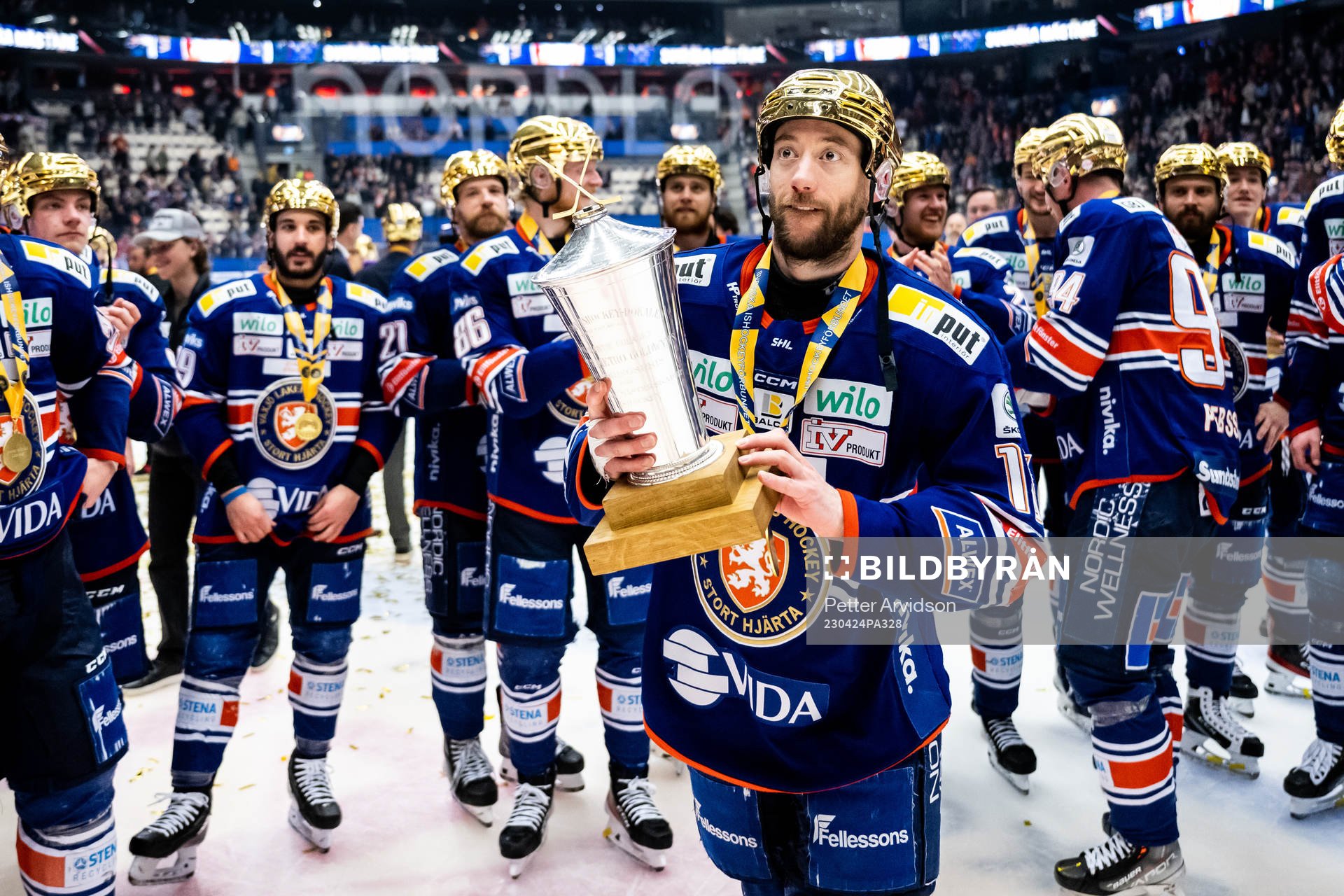 Växjös Dan Sexton jublar med LeMat pokalen