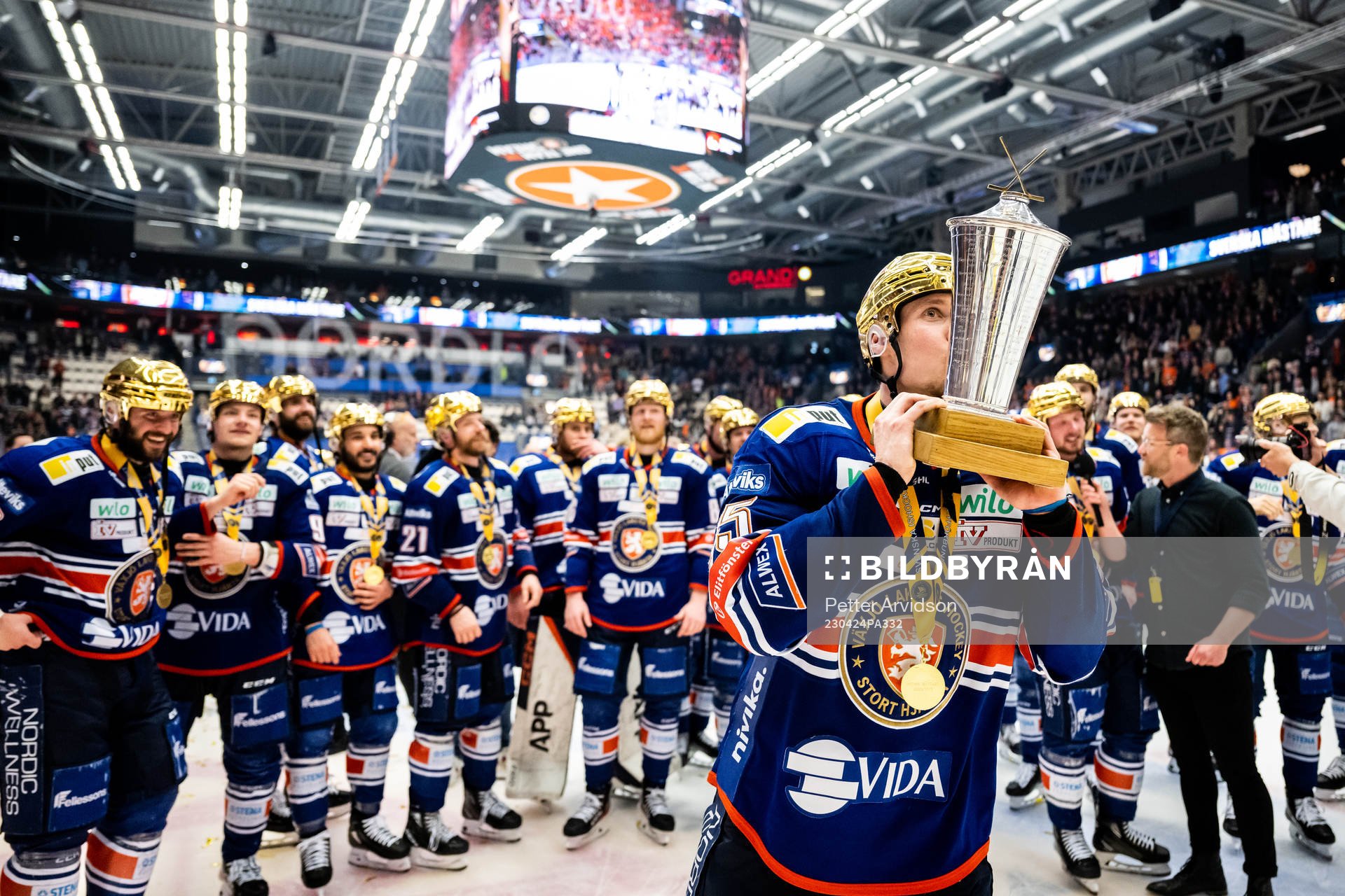 Växjös Miika Koivisto jublar med LeMat pokalen