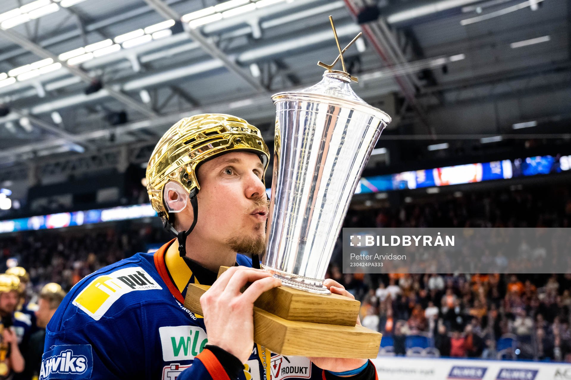 Växjös Miika Koivisto jublar med LeMat pokalen