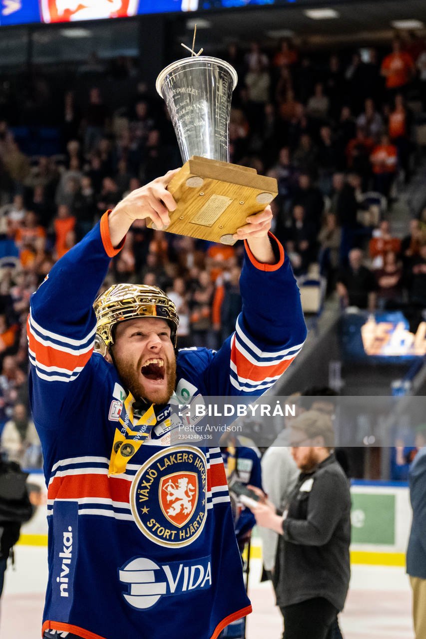 Växjös Ludvig Claesson jublar med LeMat pokalen