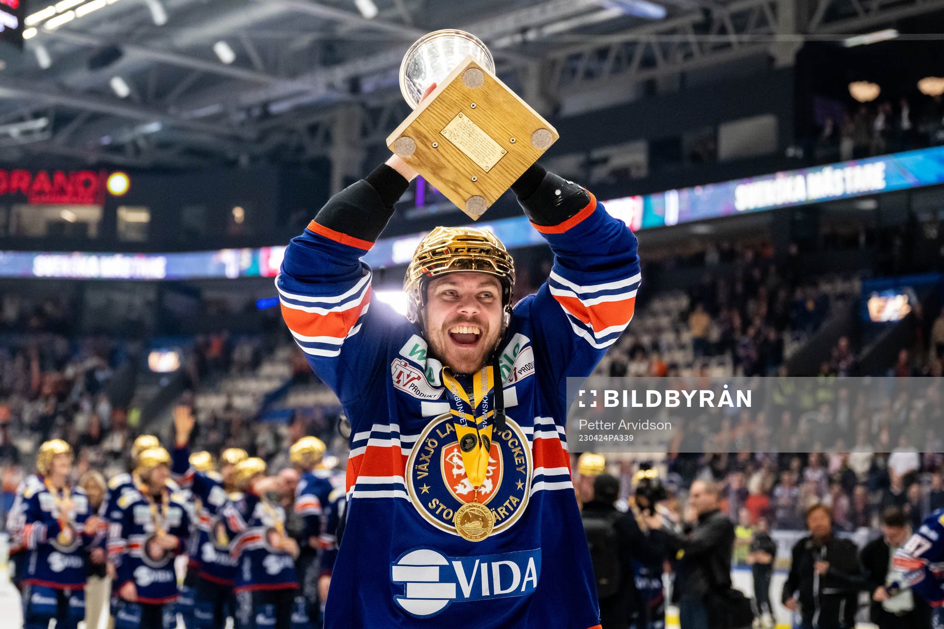 Växjös Joel Kellman jublar med LeMat pokalen