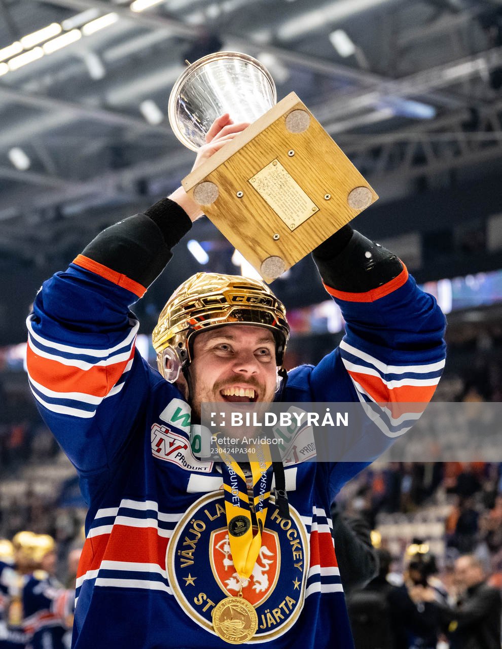 Växjös Joel Kellman jublar med LeMat pokalen