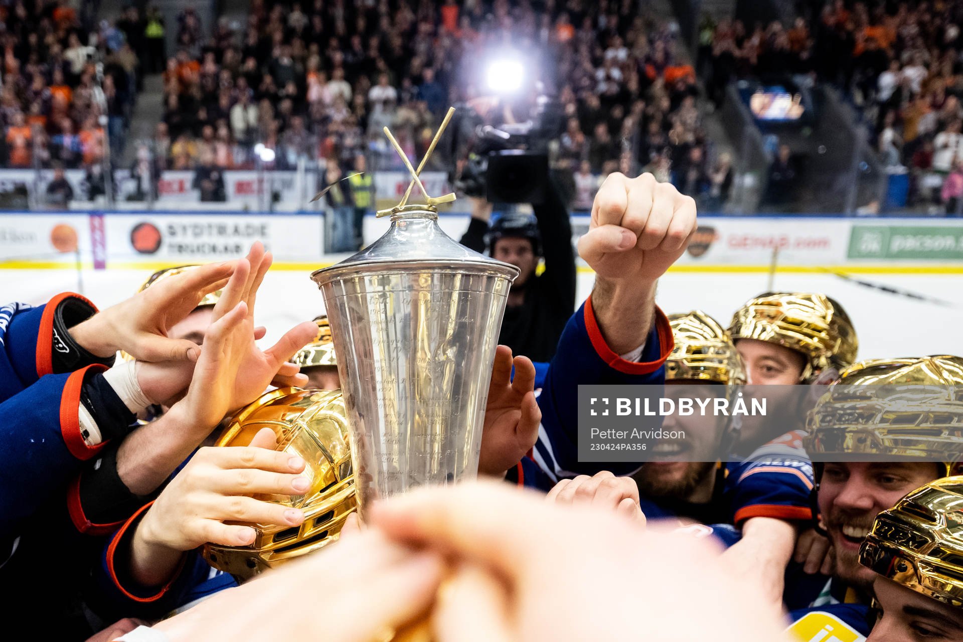 Växjös spelare jublar med LeMat pokalen