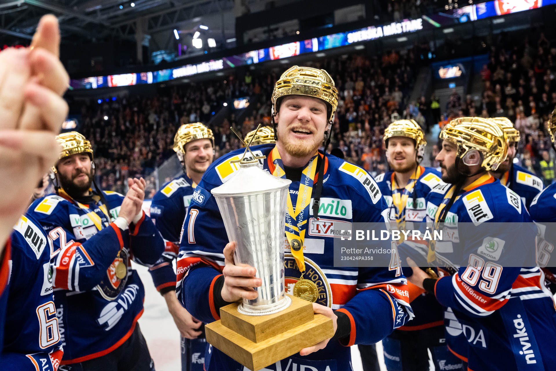 Växjös Ludvig Nilsson jublar med LeMat pokalen