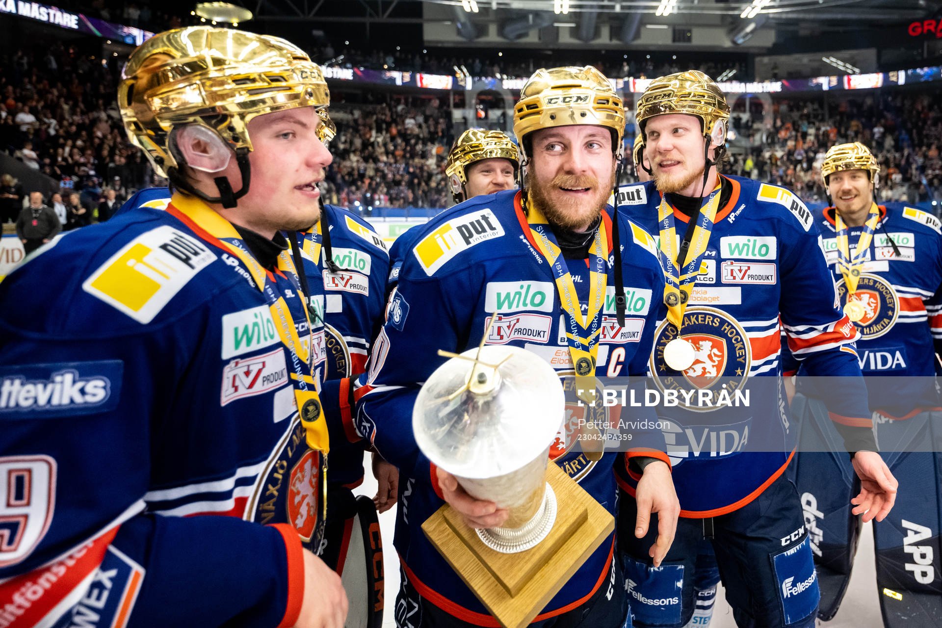 Växjös Erik Josefsson jublar med LeMat pokalen