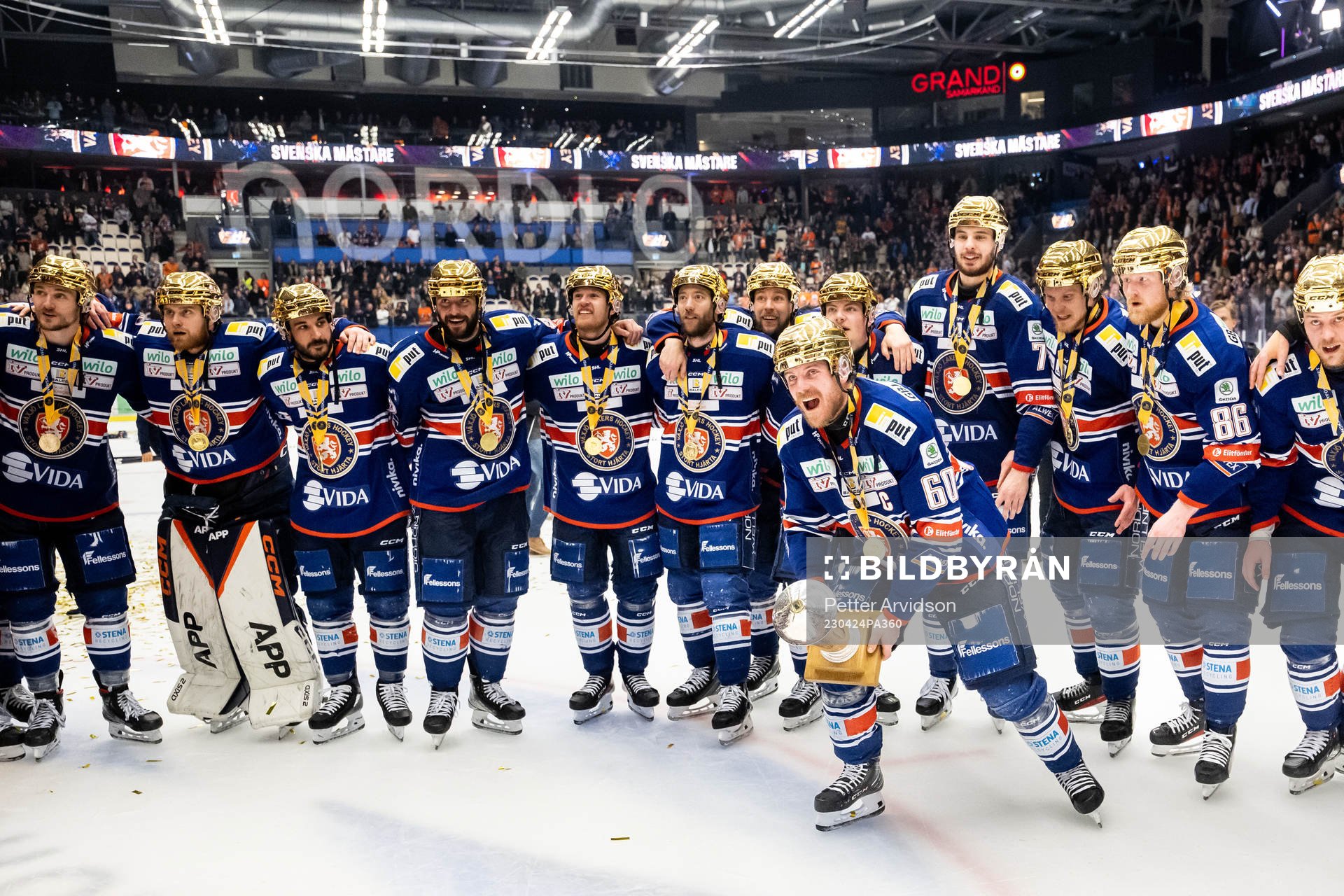 Växjös Erik Josefsson jublar med LeMat pokalen
