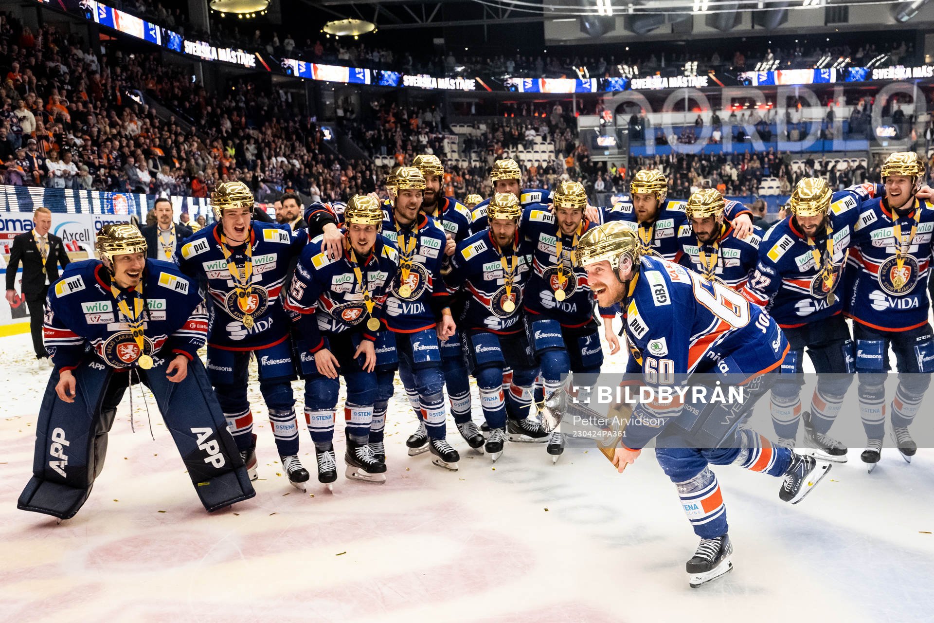 Växjös Erik Josefsson jublar med LeMat pokalen