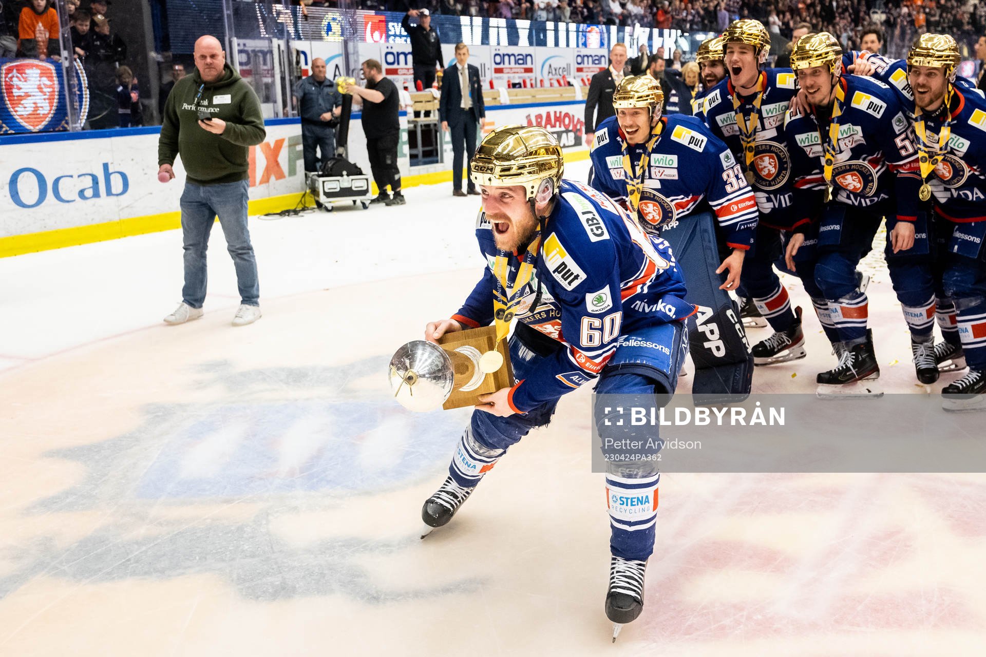 Växjös Erik Josefsson jublar med LeMat pokalen