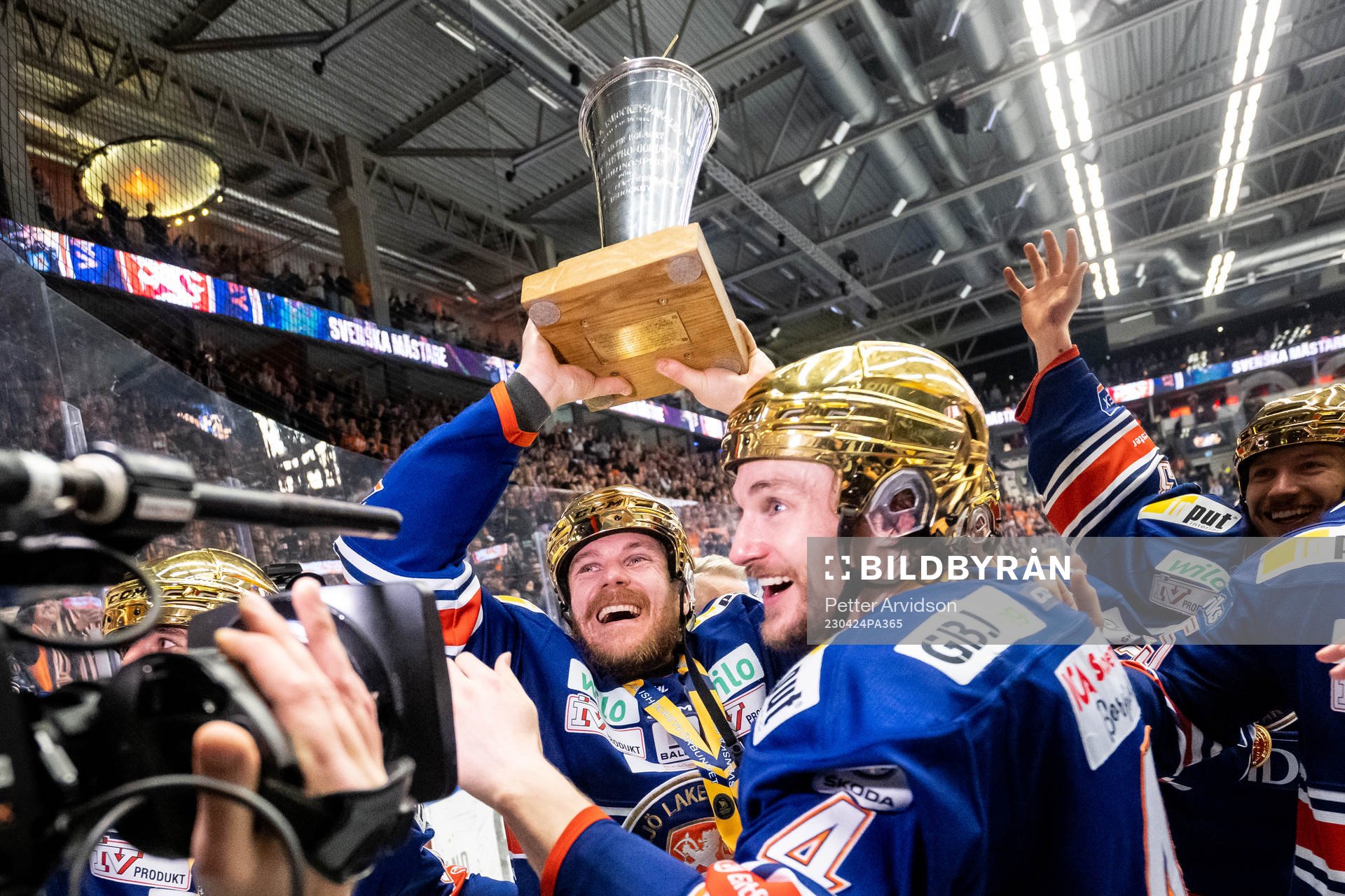 Växjös Erik Josefsson och Keegan Lowe jublar med LeMat