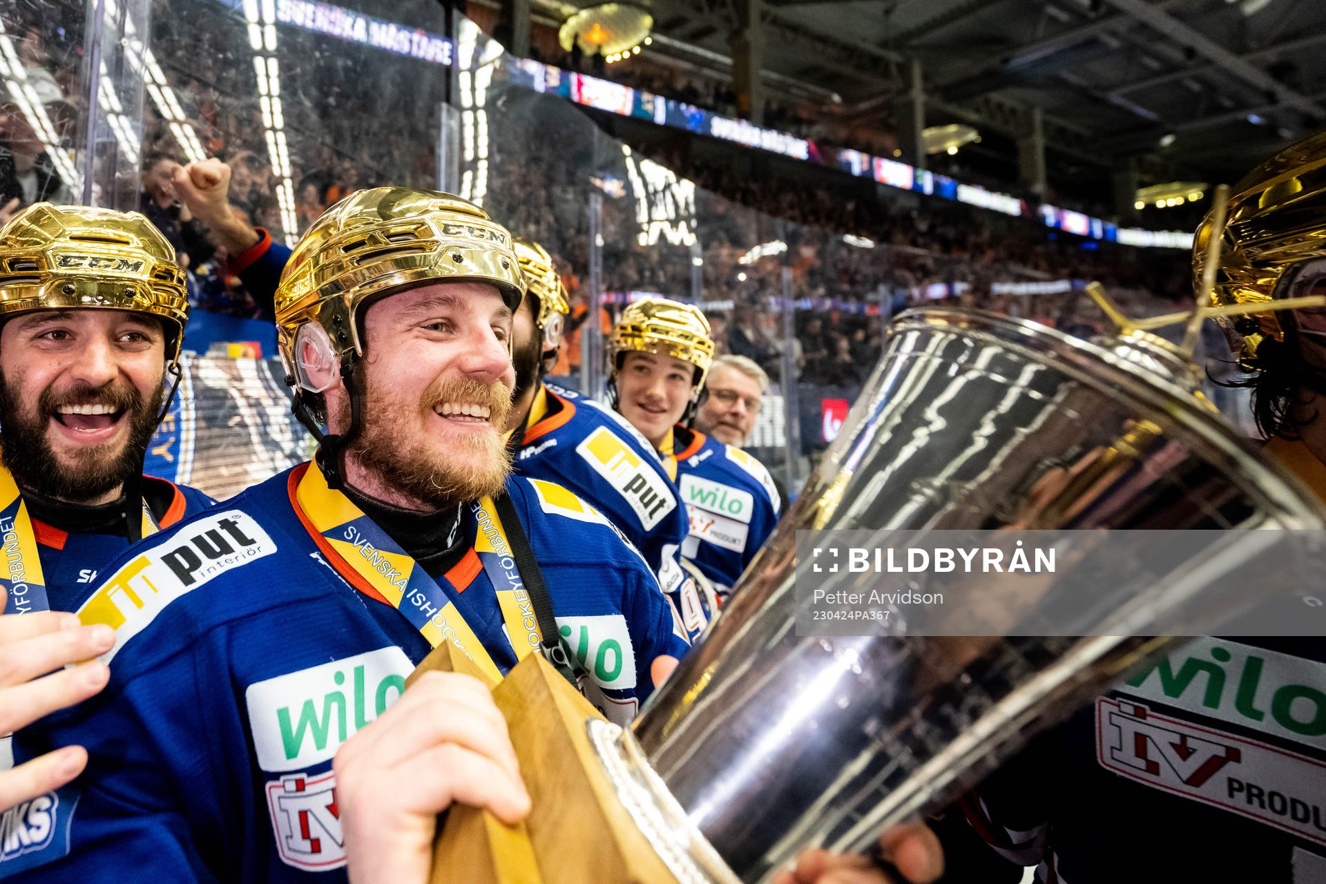 Växjös Erik Josefsson jublar med LeMat pokalen