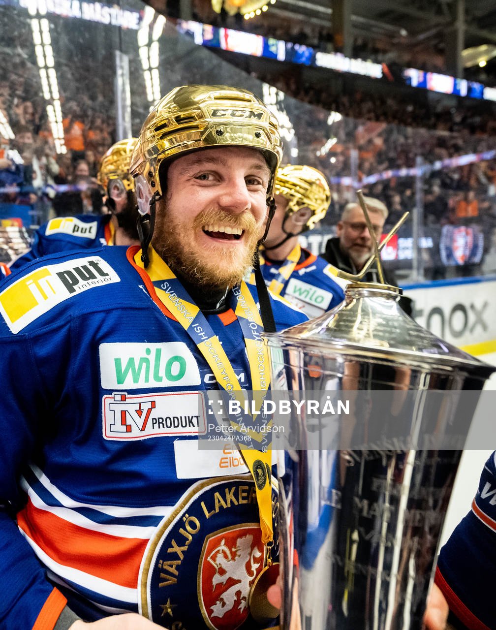 Växjös Erik Josefsson jublar med LeMat pokalen