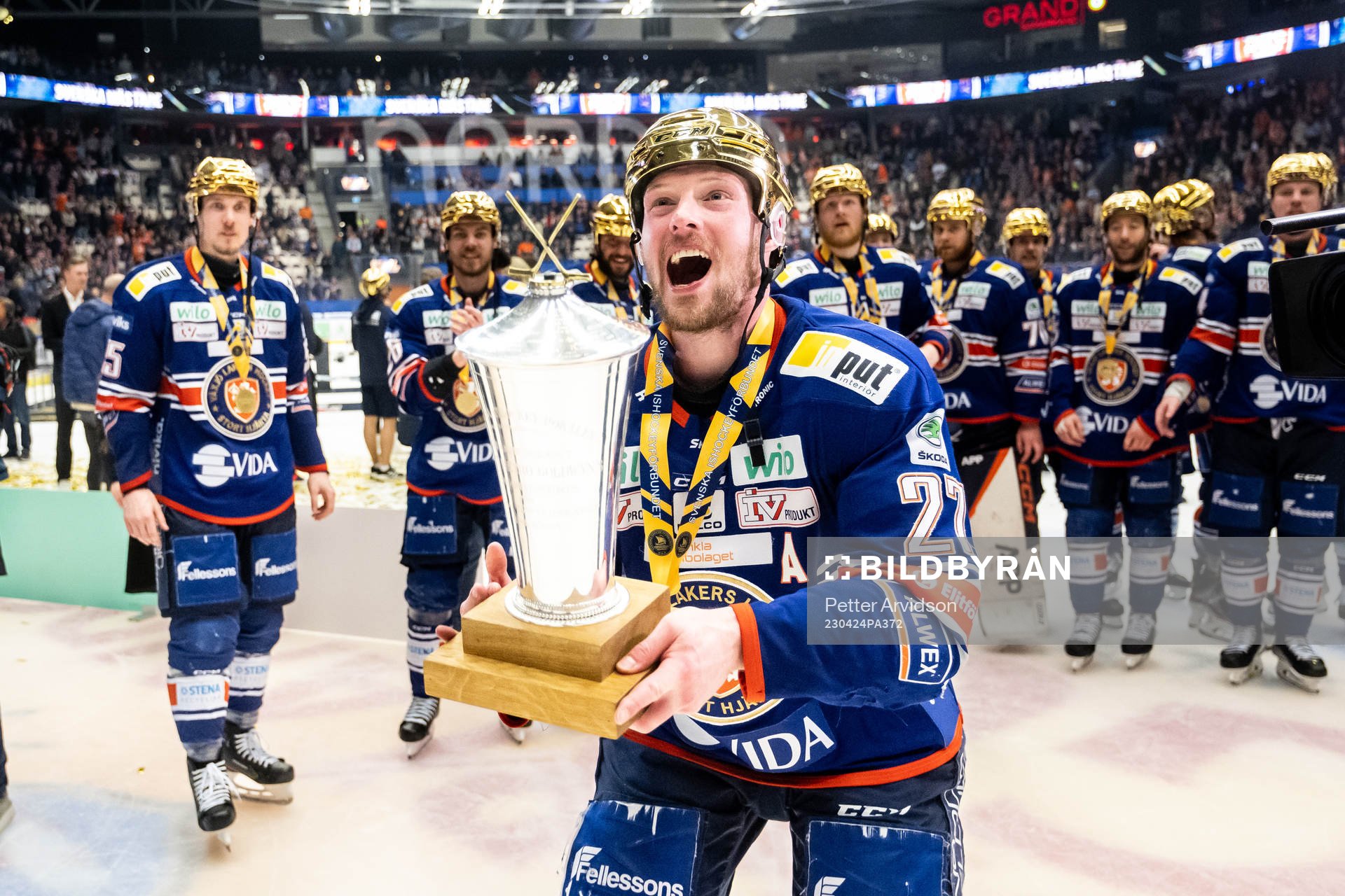 Växjös Martin Lundberg jublar med LeMat pokalen