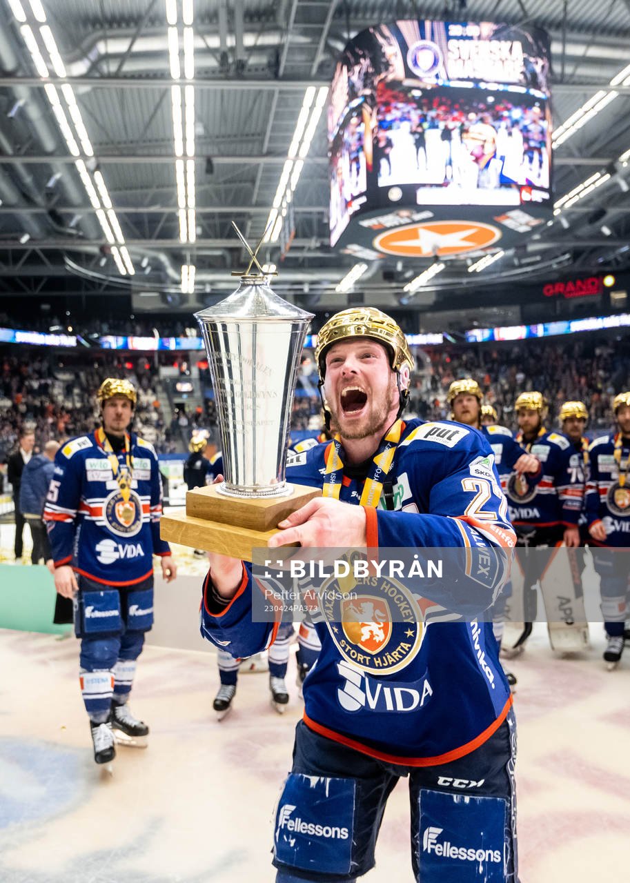 Växjös Martin Lundberg jublar med LeMat pokalen