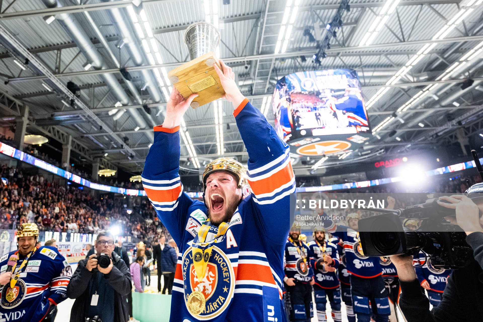 Växjös Martin Lundberg jublar med LeMat pokalen