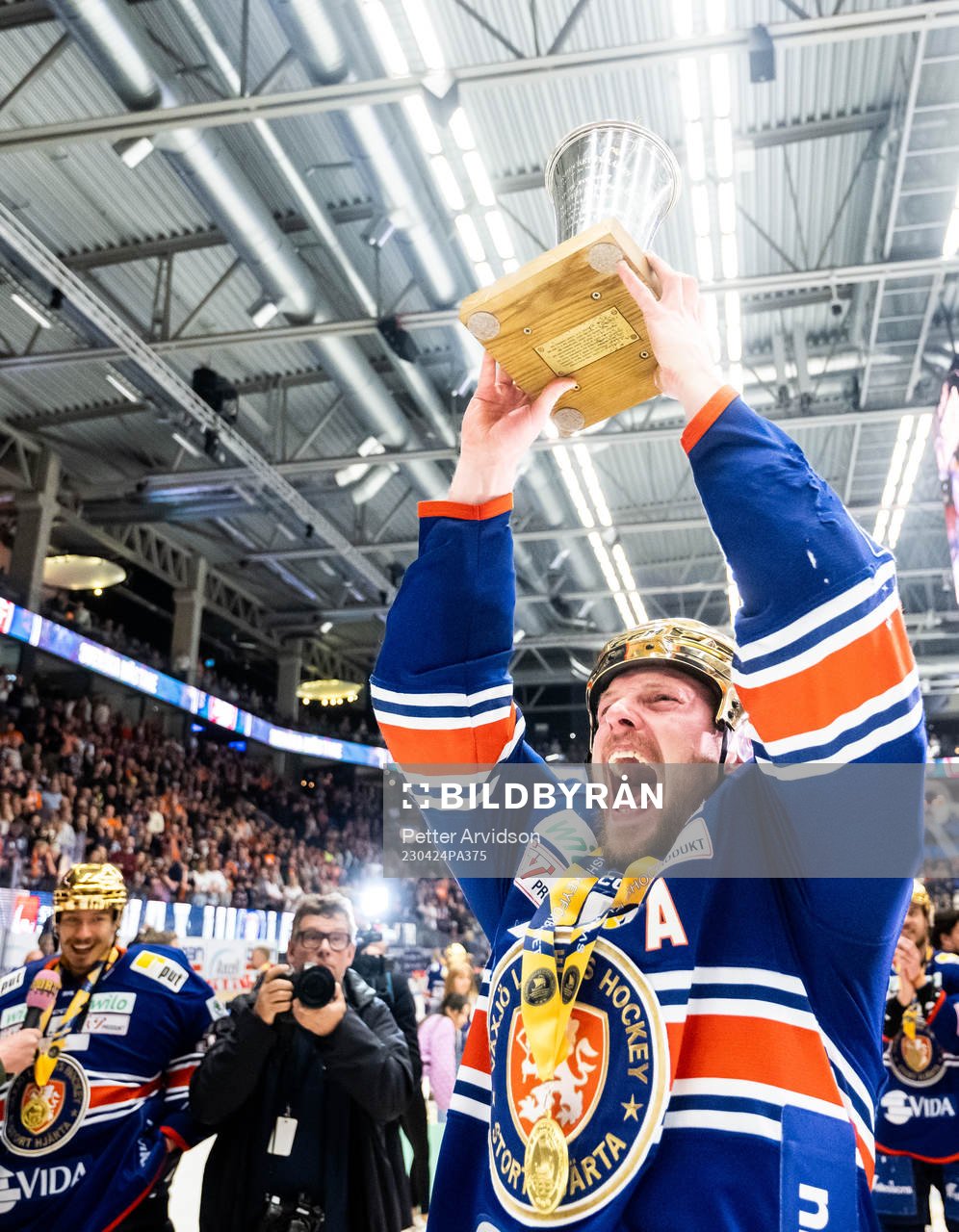 Växjös Martin Lundberg jublar med LeMat pokalen