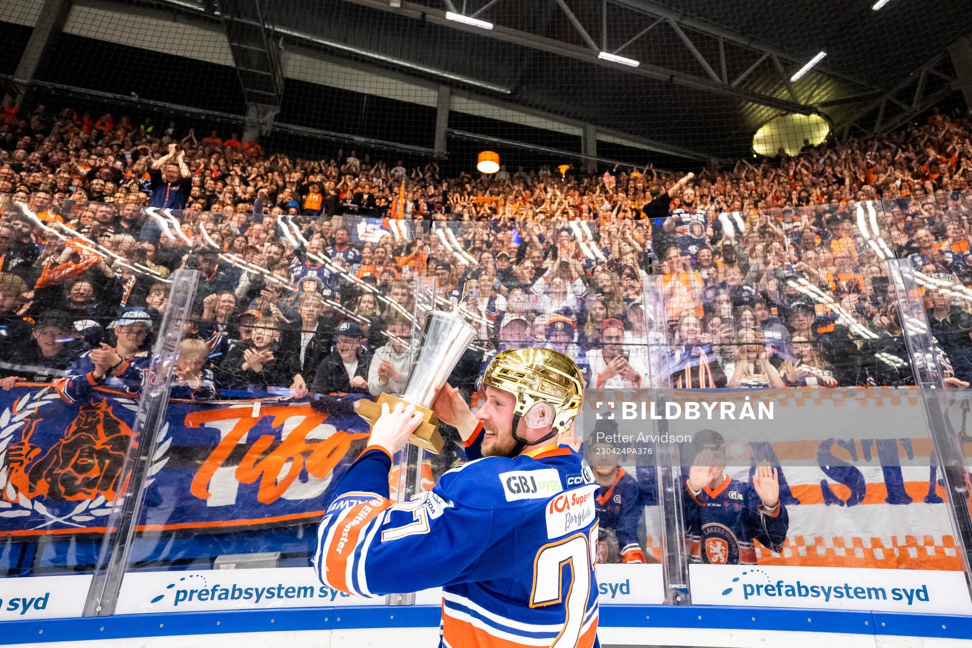 Växjös Martin Lundberg jublar med LeMat pokalen