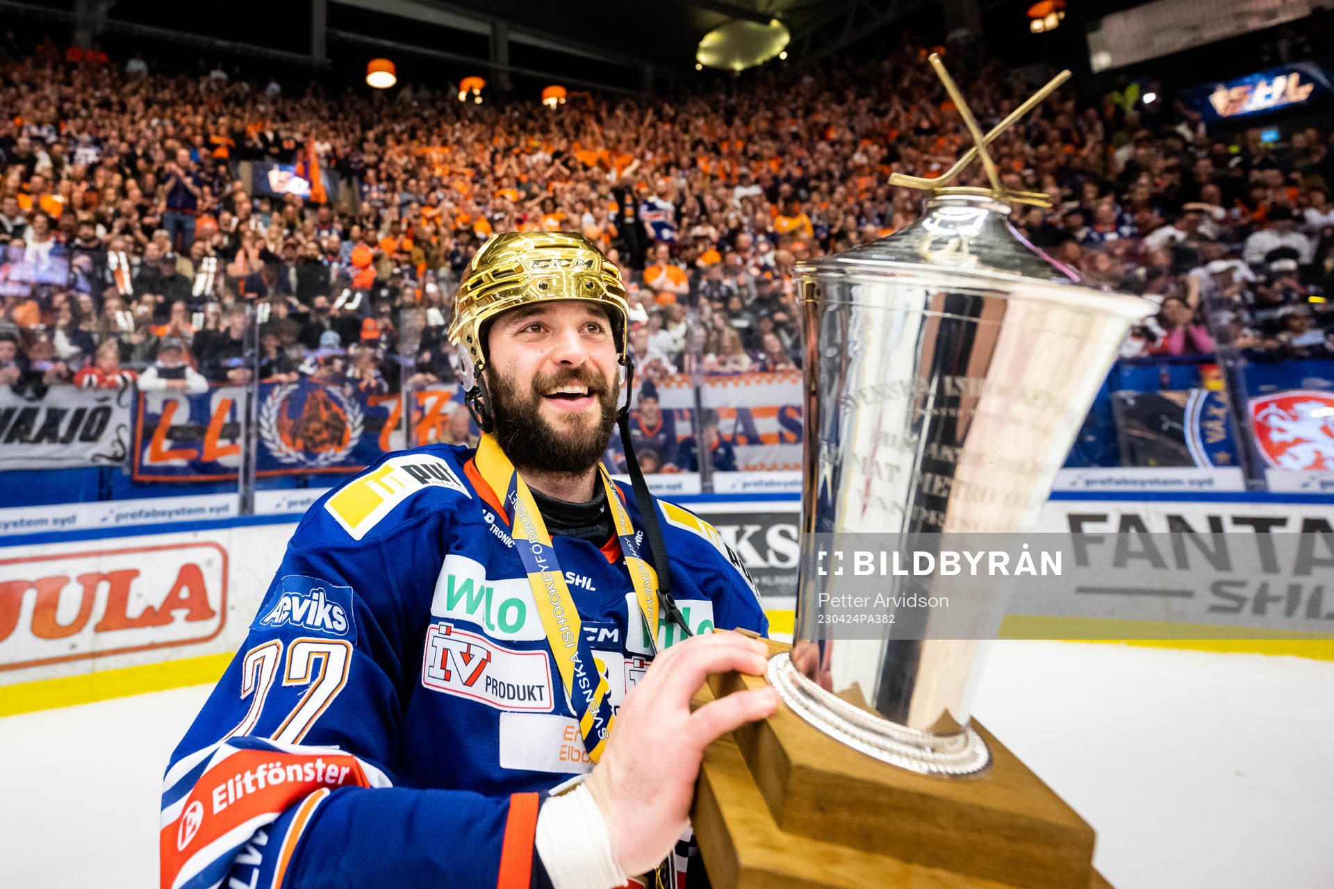 Växjös Tobias Rieder jublar med LeMat pokalen
