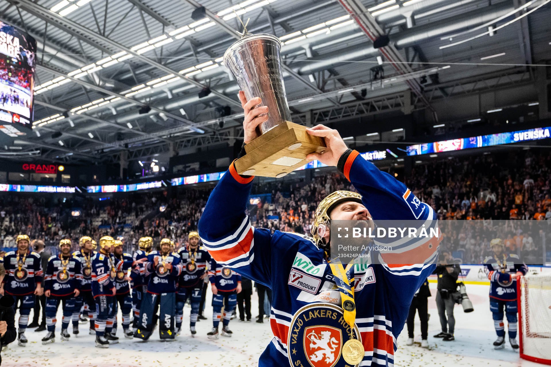 Växjös Lukas Bengtsson jublar med LeMat pokalen