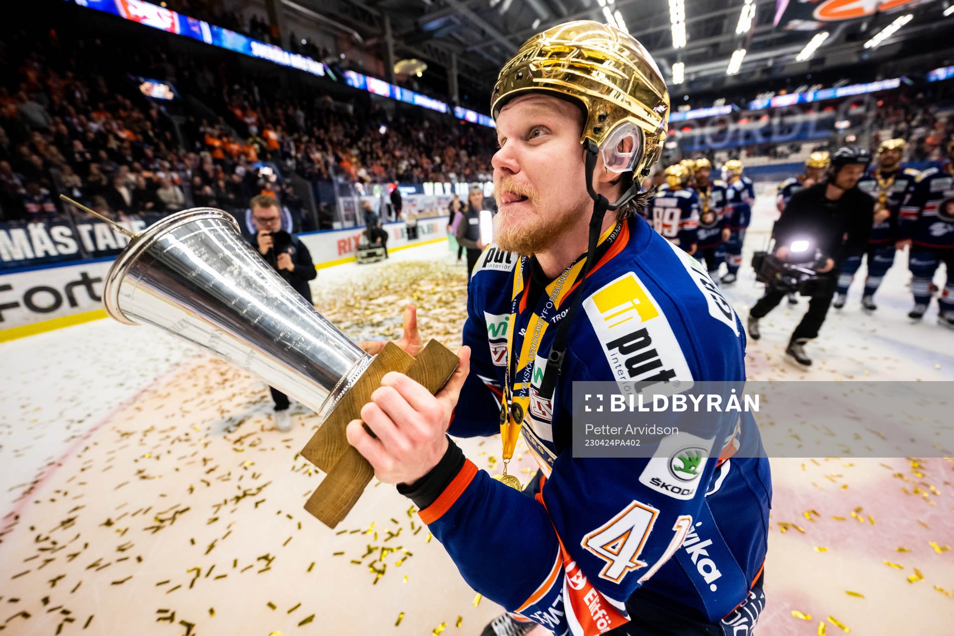 Växjös Ludvig Nilsson jublar med LeMat pokalen
