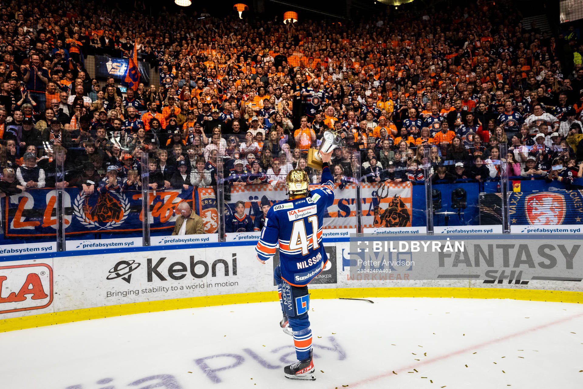 Växjös Ludvig Nilsson jublar med LeMat pokalen