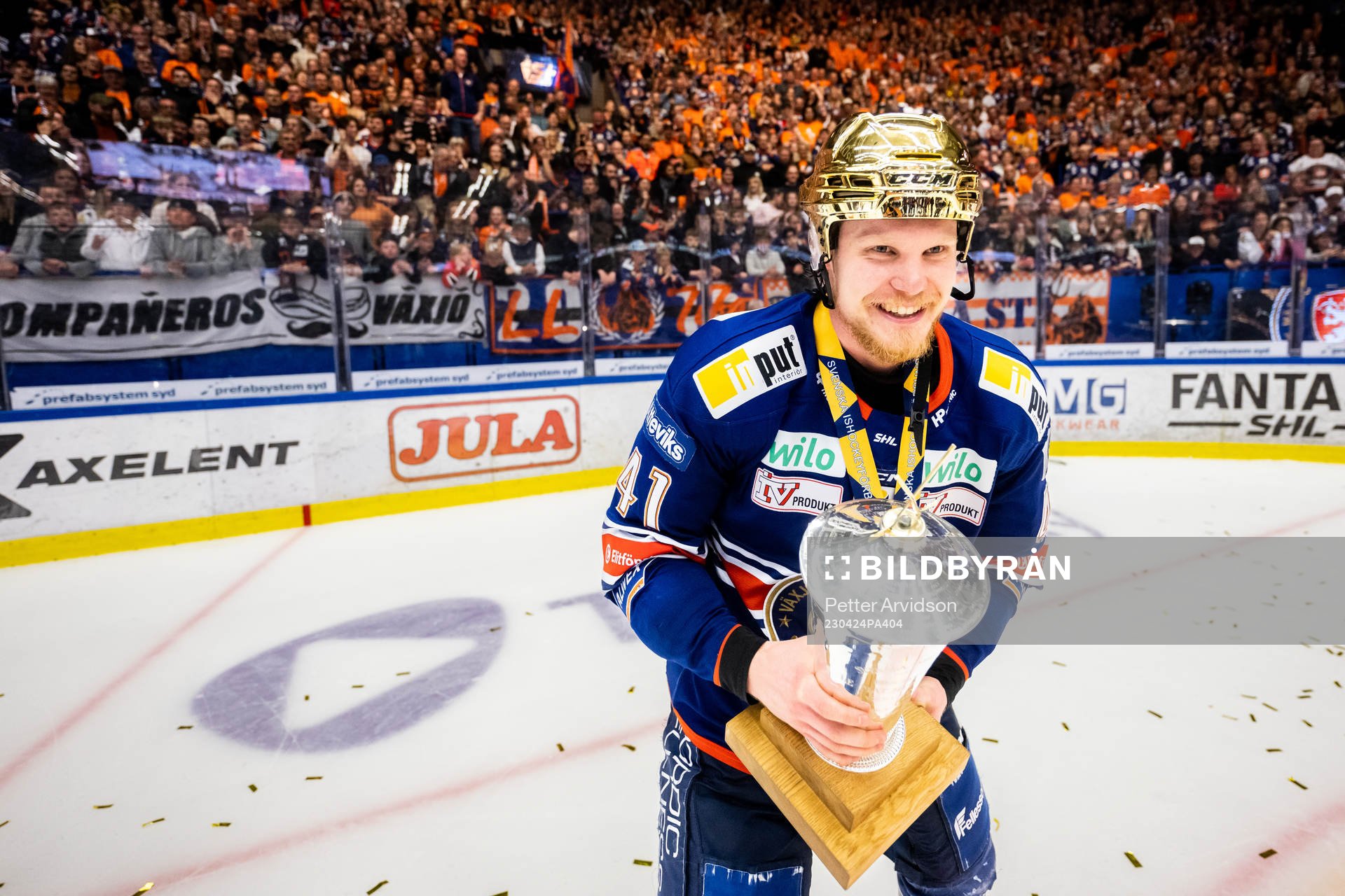 Växjös Ludvig Nilsson jublar med LeMat pokalen