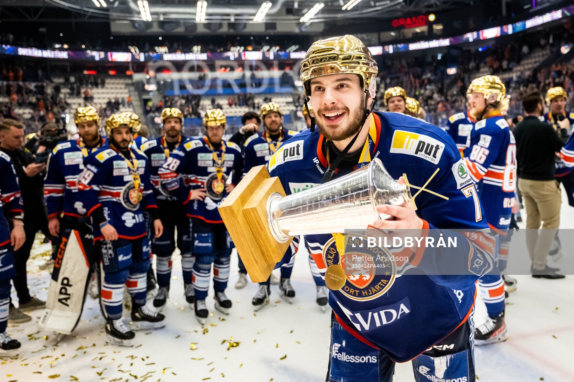 Växjös Hardy Häman Aktell jublar med LeMat pokalen