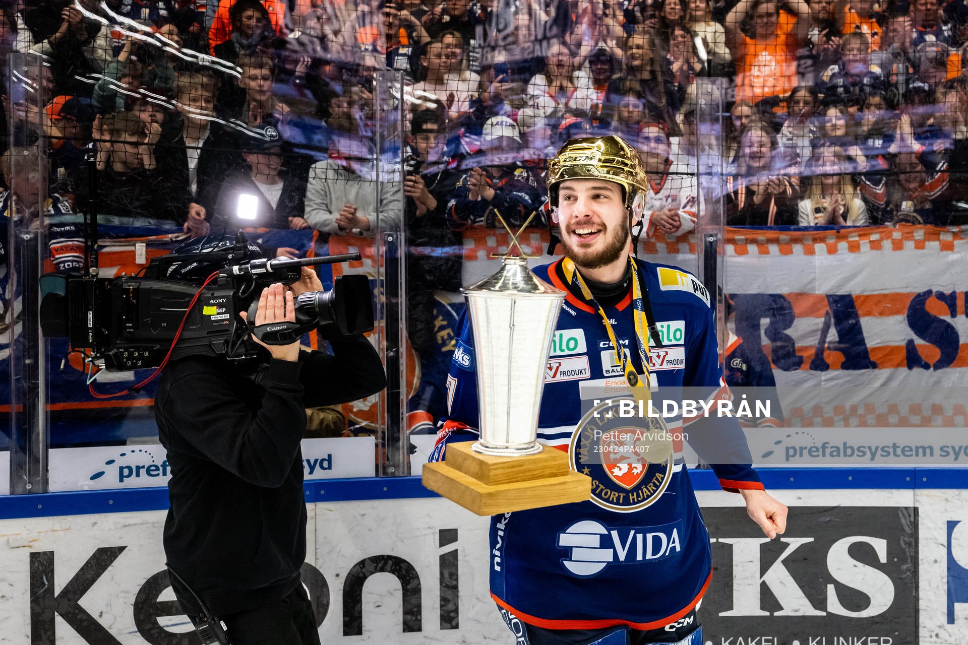 Växjös Hardy Häman Aktell jublar med LeMat pokalen