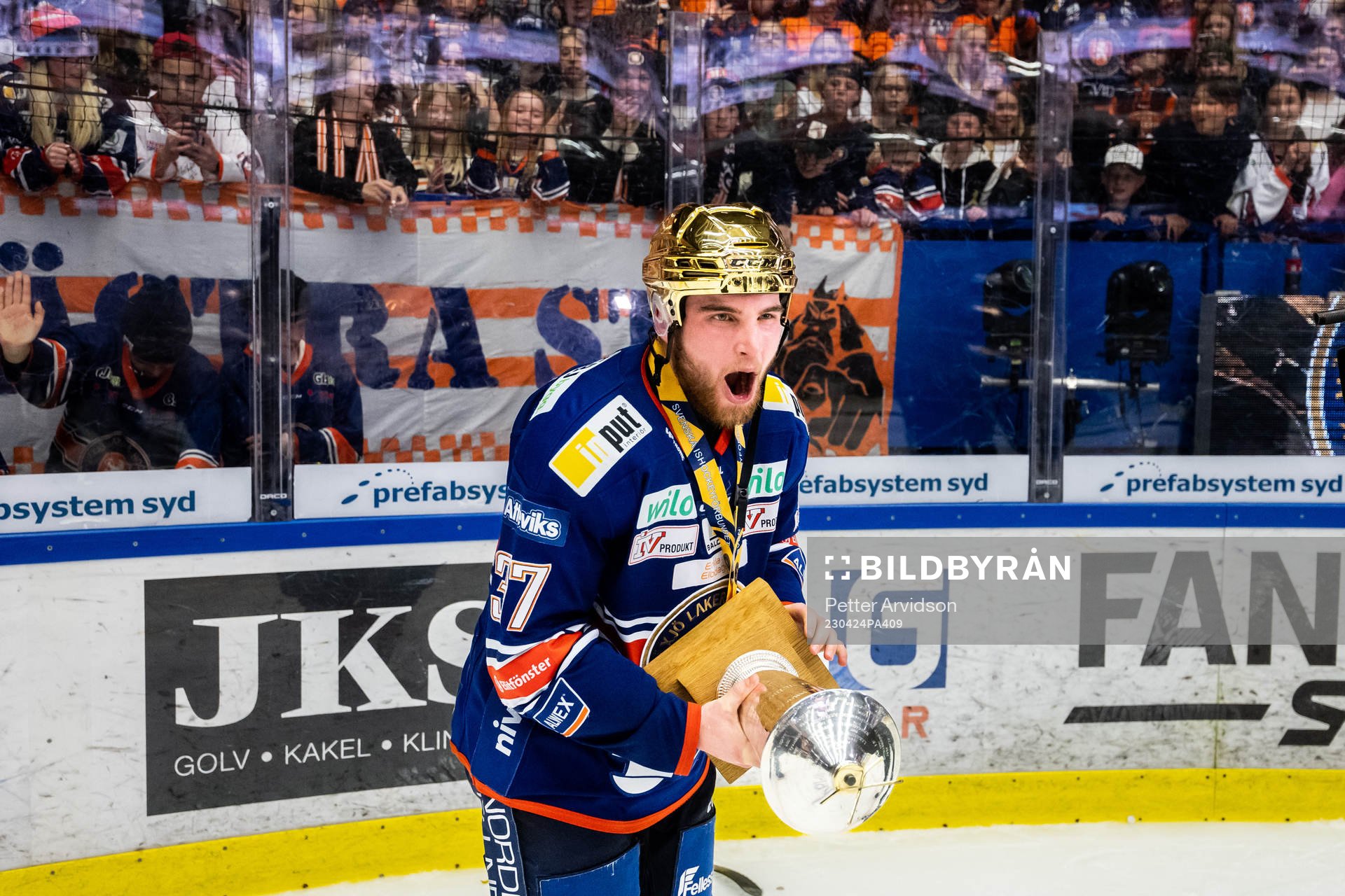 Växjös Glenn Gustafsson jublar med LeMat pokalen