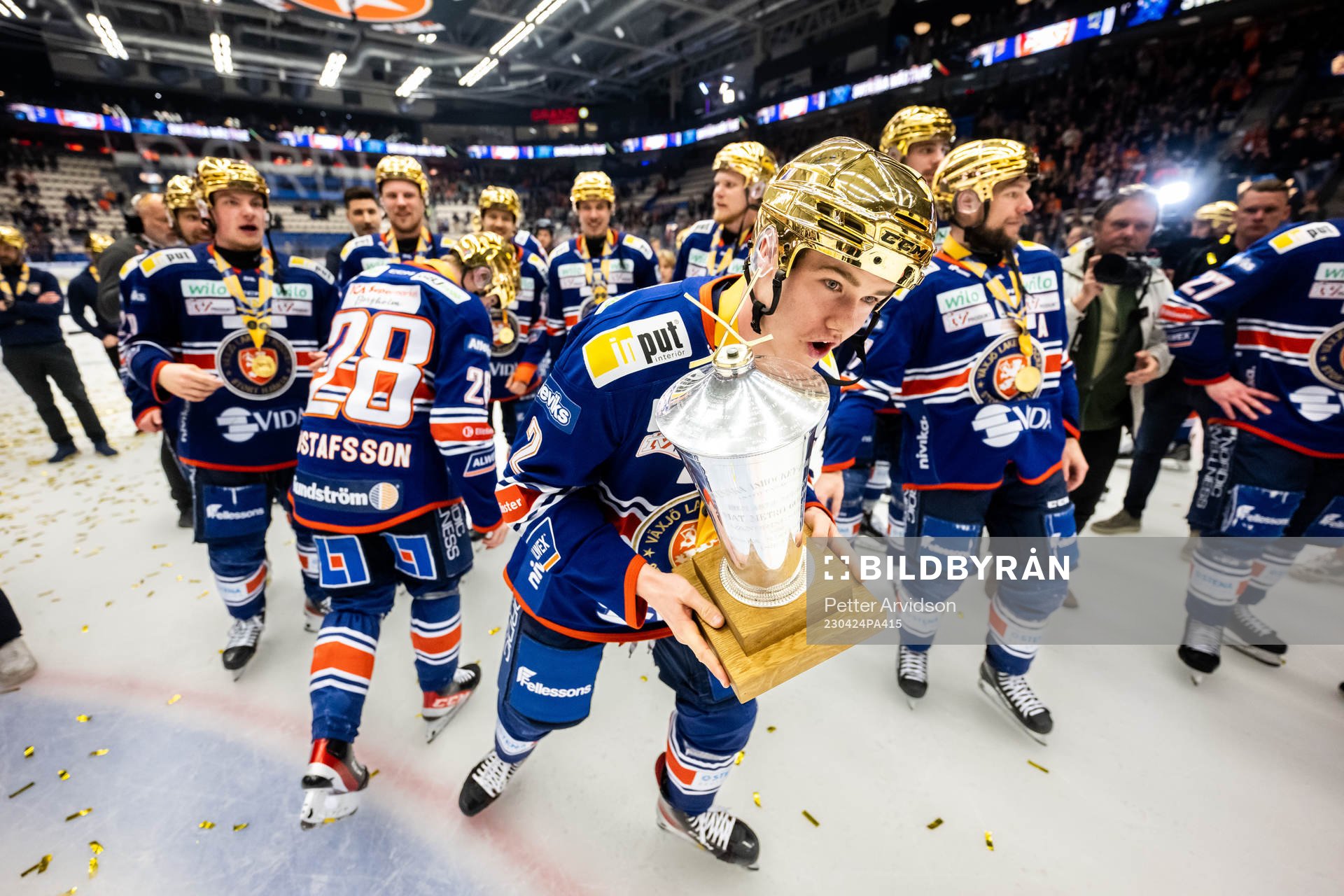 Växjös Filip Eriksson jublar med LeMat pokalen