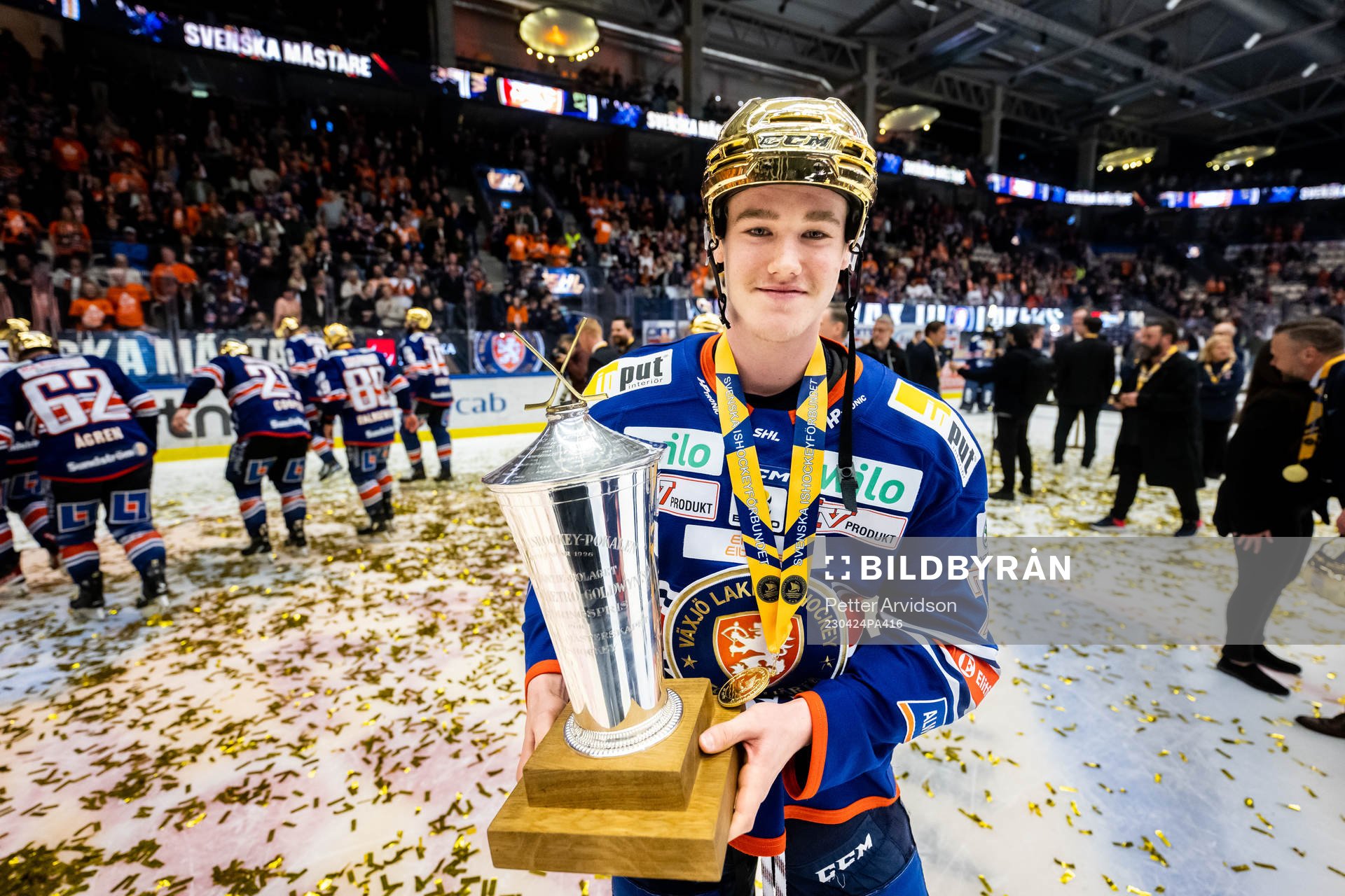 Växjös Filip Eriksson jublar med LeMat pokalen