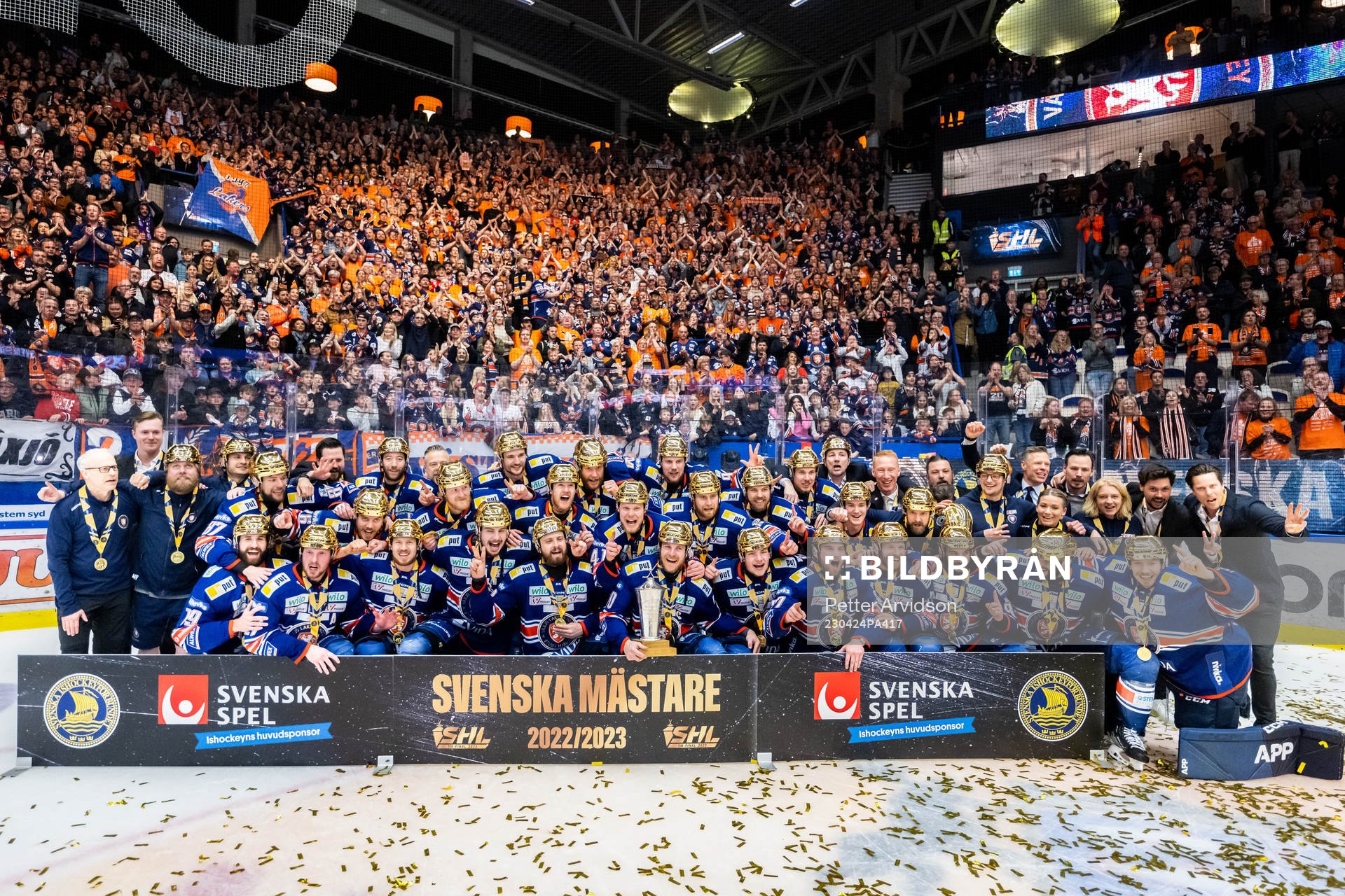 Växjös spelare jublar med LeMat pokalen
