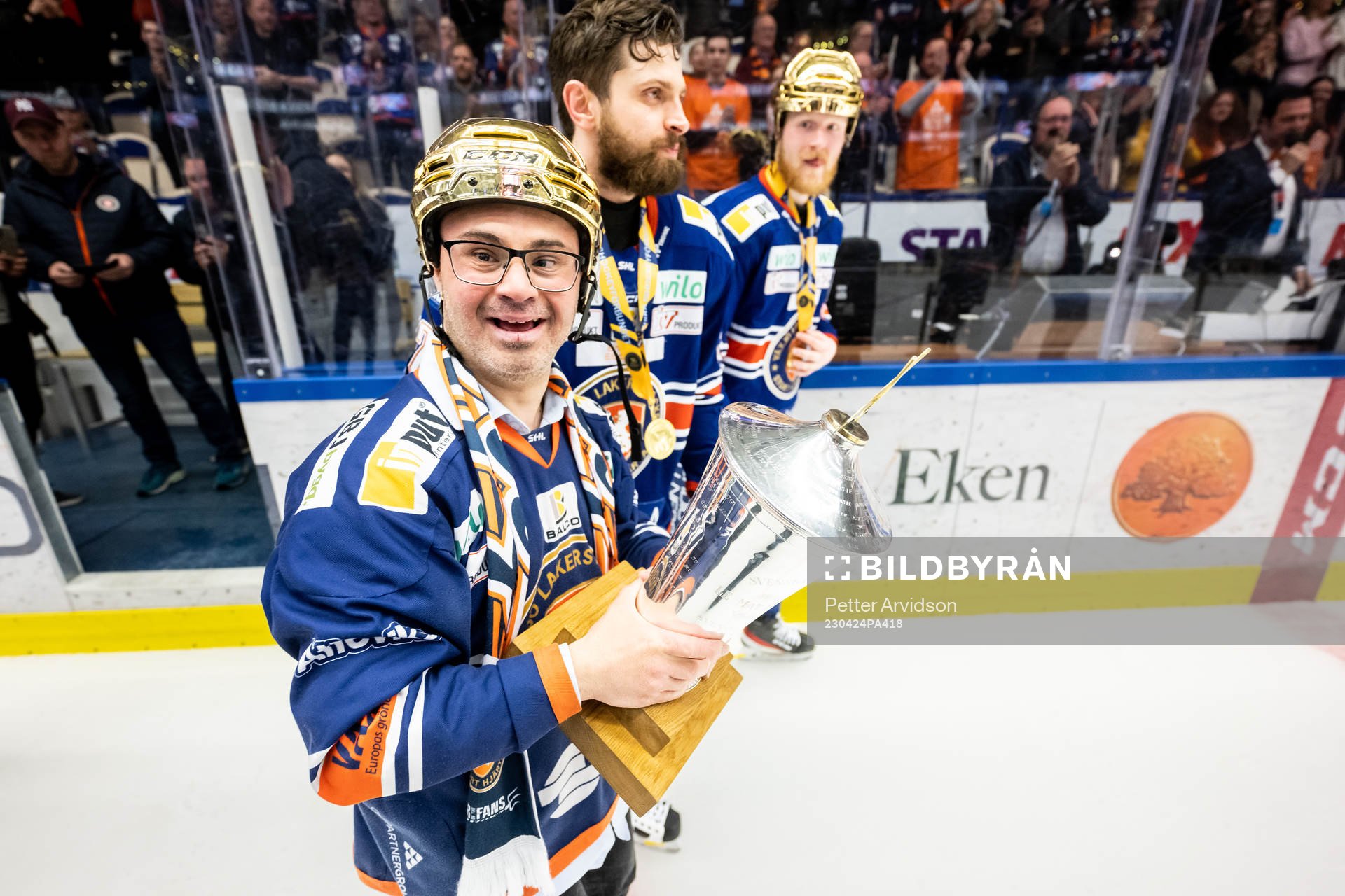 Växjös supporter Haykar Aziz jublar med LeMat pokalen