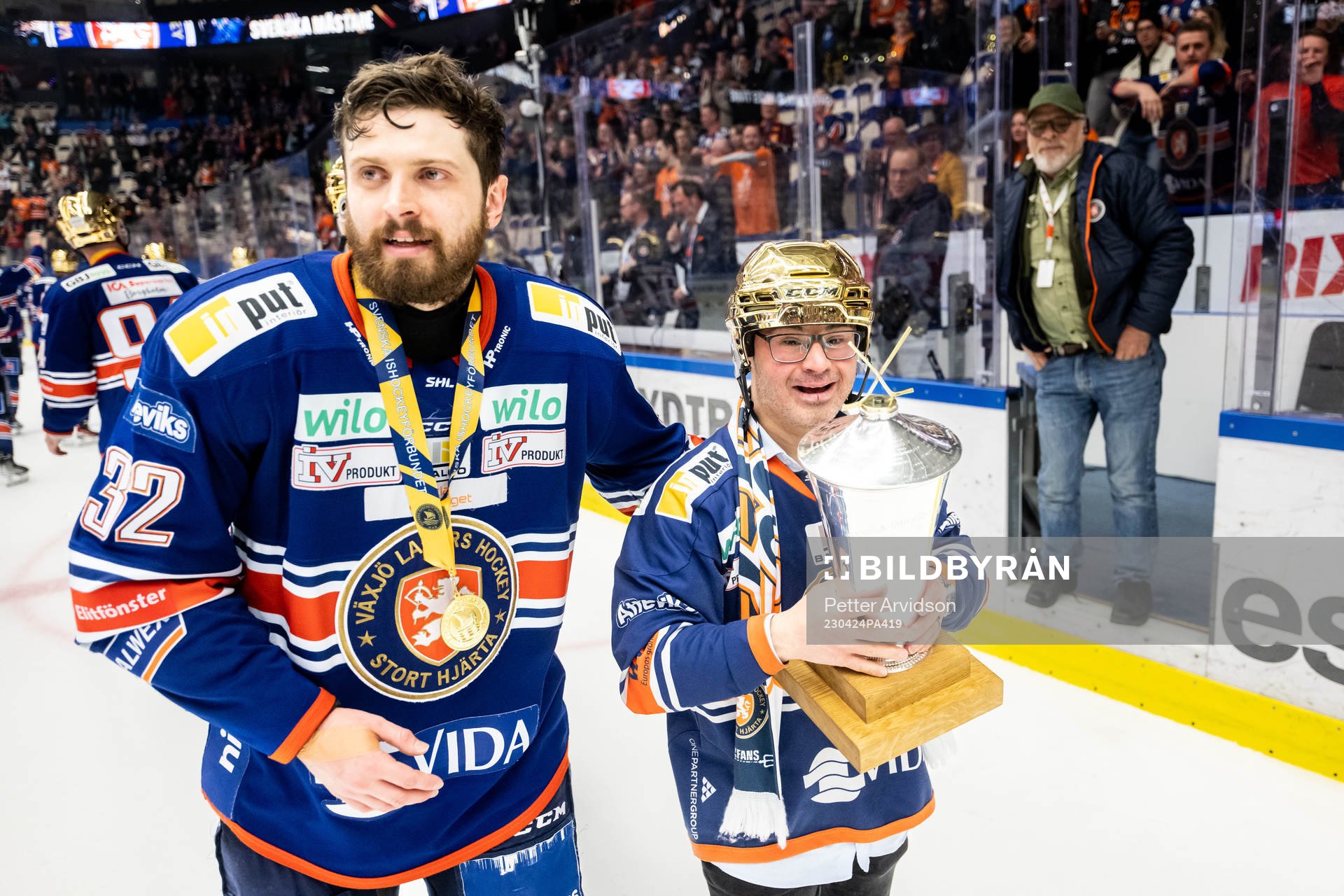 Växjös Lukas Bengtsson och supporter Haykar Aziz jublar