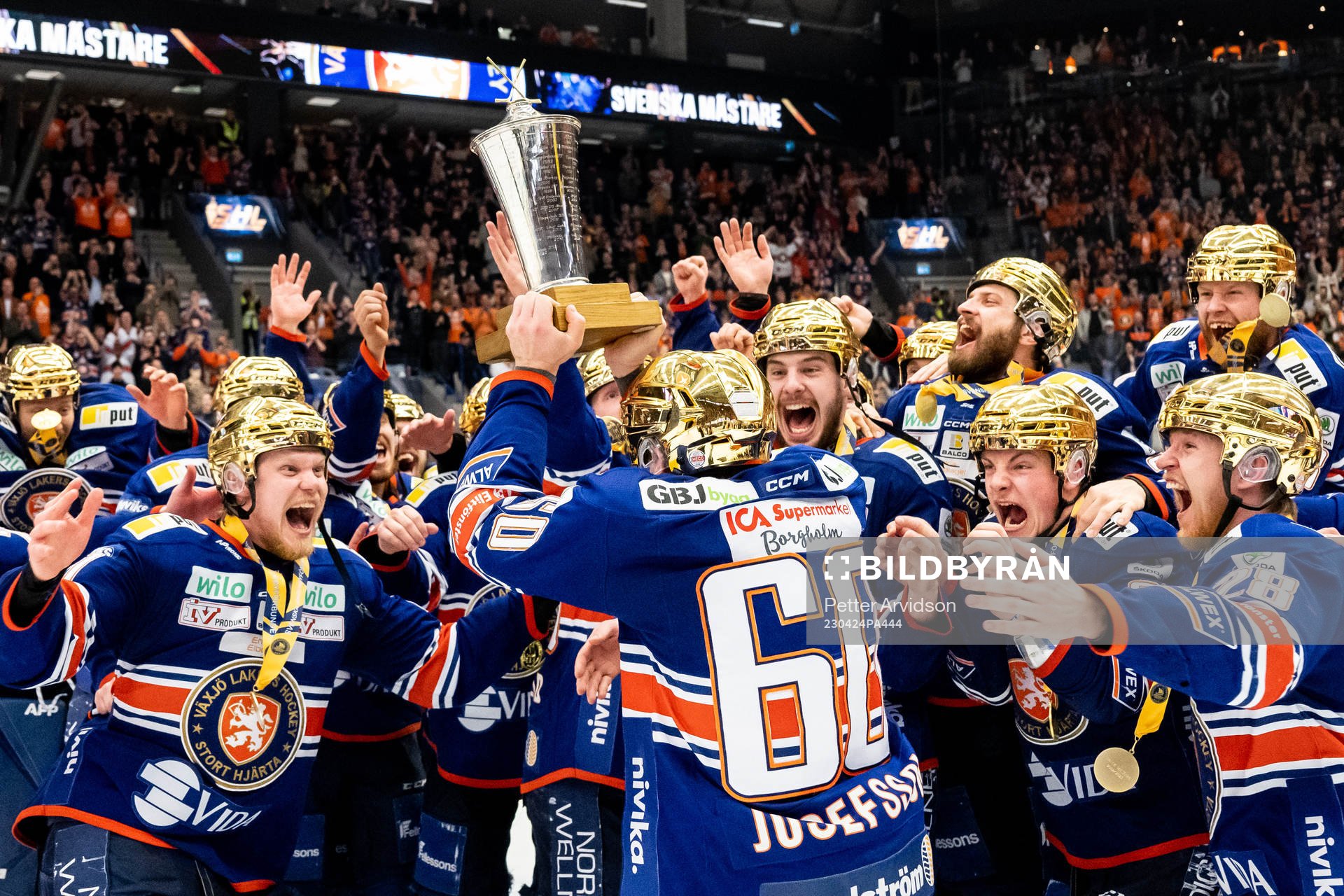 Växjös spelare jublar med LeMat pokalen