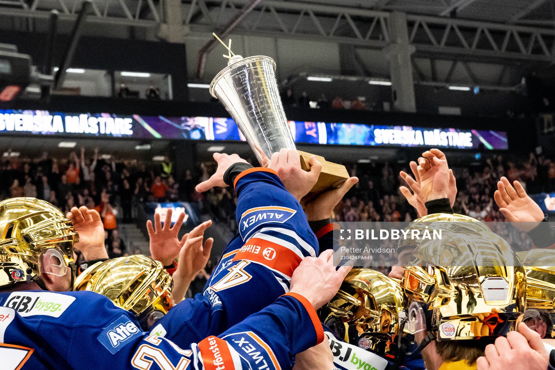Växjös spelare jublar med LeMat pokalen