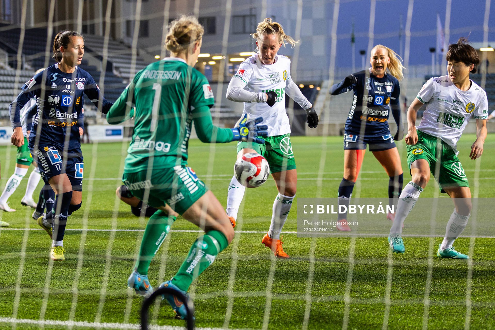 Linköpings målvakt Cajsa Andersson och Hammarbys Julia