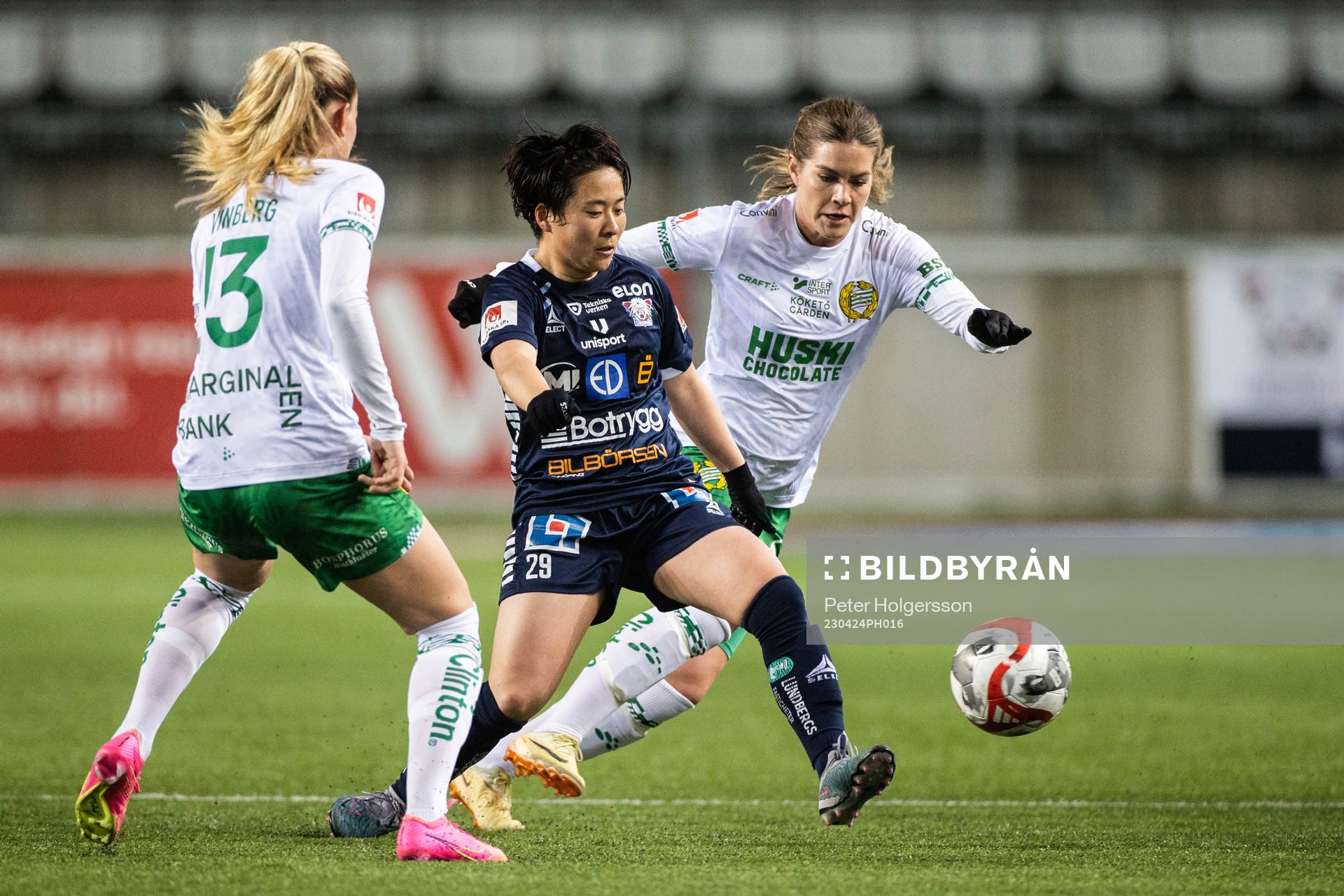 Linköpings Yuka Momiki och Hammarbys Hanna Folkesson