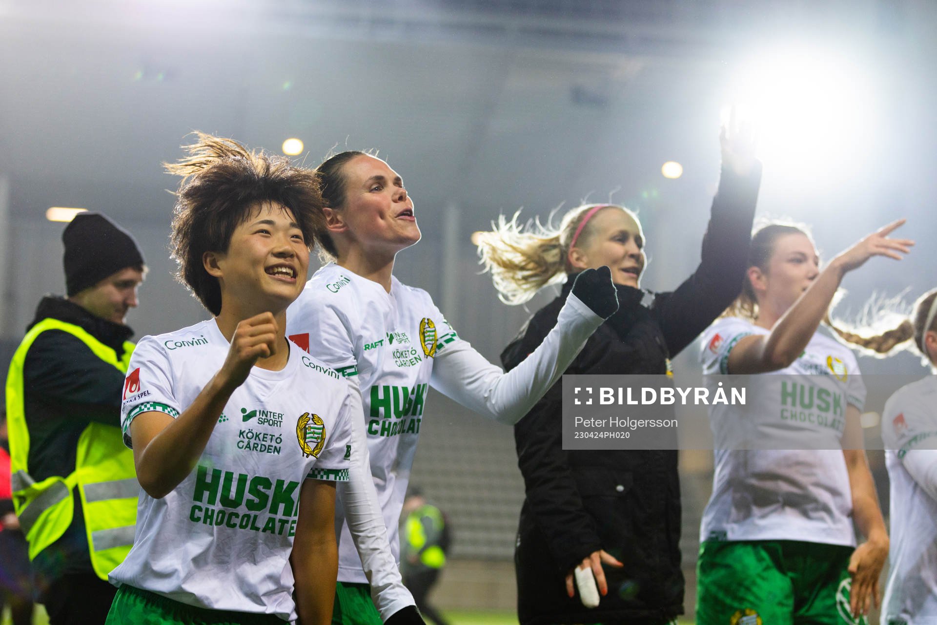 Hammarbys Maika Hamano jublar med lagkamrater